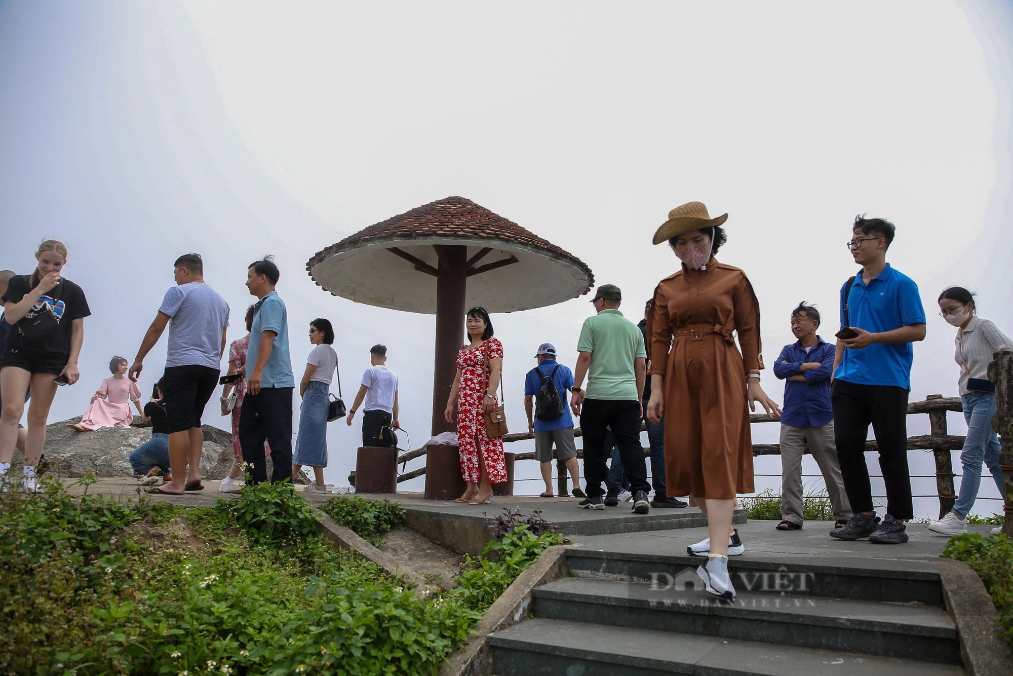 Du khách "đổ bộ" đỉnh Bàn Cờ, nơi tỷ phú Bill Gates thưởng trà khi đến Đà Nẵng- Ảnh 3.