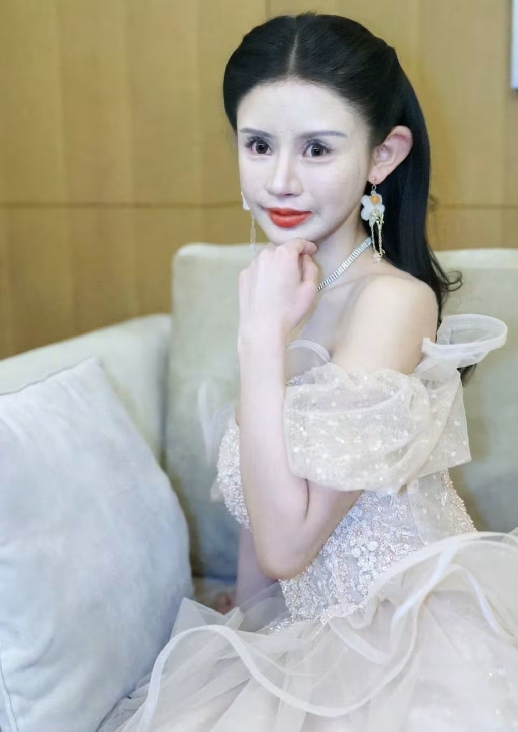 Nhan sắc khác lạ của hot girl Trung Quốc "nghiện" dao kéo từ năm 13 tuổi- Ảnh 2.