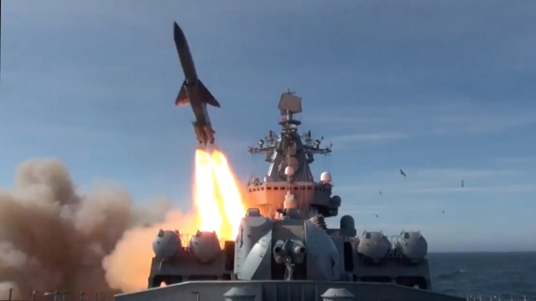 Trung Quốc- Nga- Iran bắt đầu tập trận hải quân chung khiến NATO ngồi trên đống lửa- Ảnh 1.