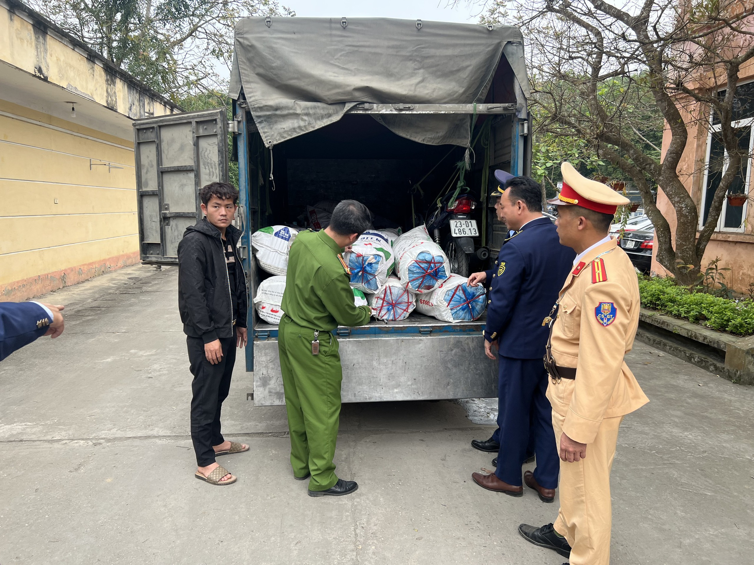 'Bắt gọn' 1,4 tấn mỡ lợn không rõ nguồn gốc đang trên đường vận chuyển- Ảnh 1.