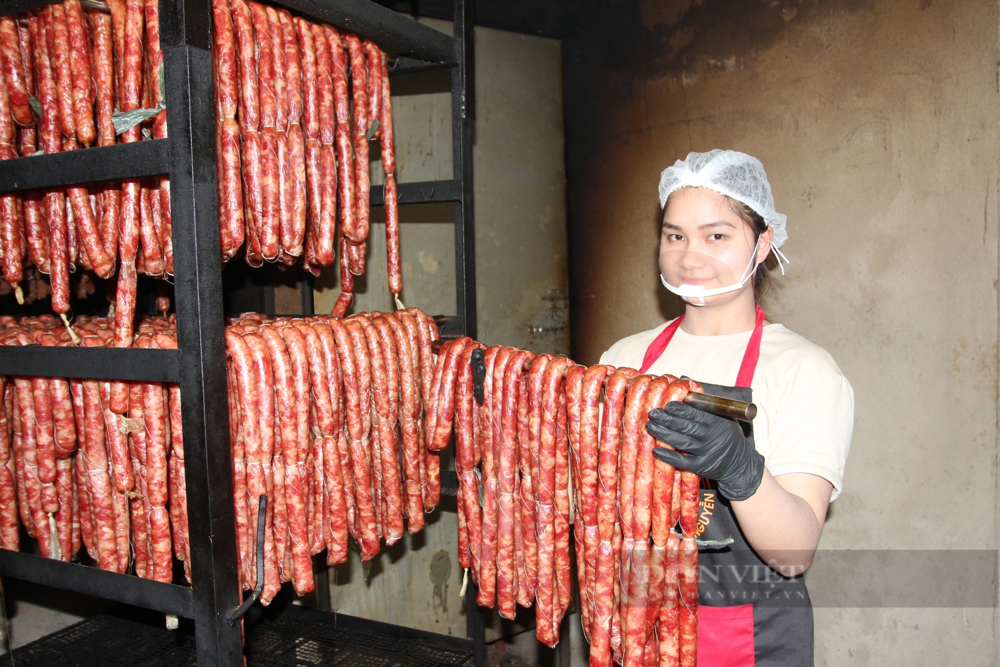 Chỉ nhờ online, cô gái gen Z ở Thái Nguyên bán lạp sườn, thịt lợn gác bếp khắp cả nước- Ảnh 1.