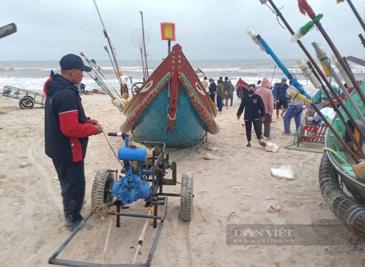 Một nông dân Quảng Bình sáng chế ra chiếc máy tời, chỉ vài phút đã kéo chiếc thuyền nặng hàng tạ lên bờ - Ảnh 1.
