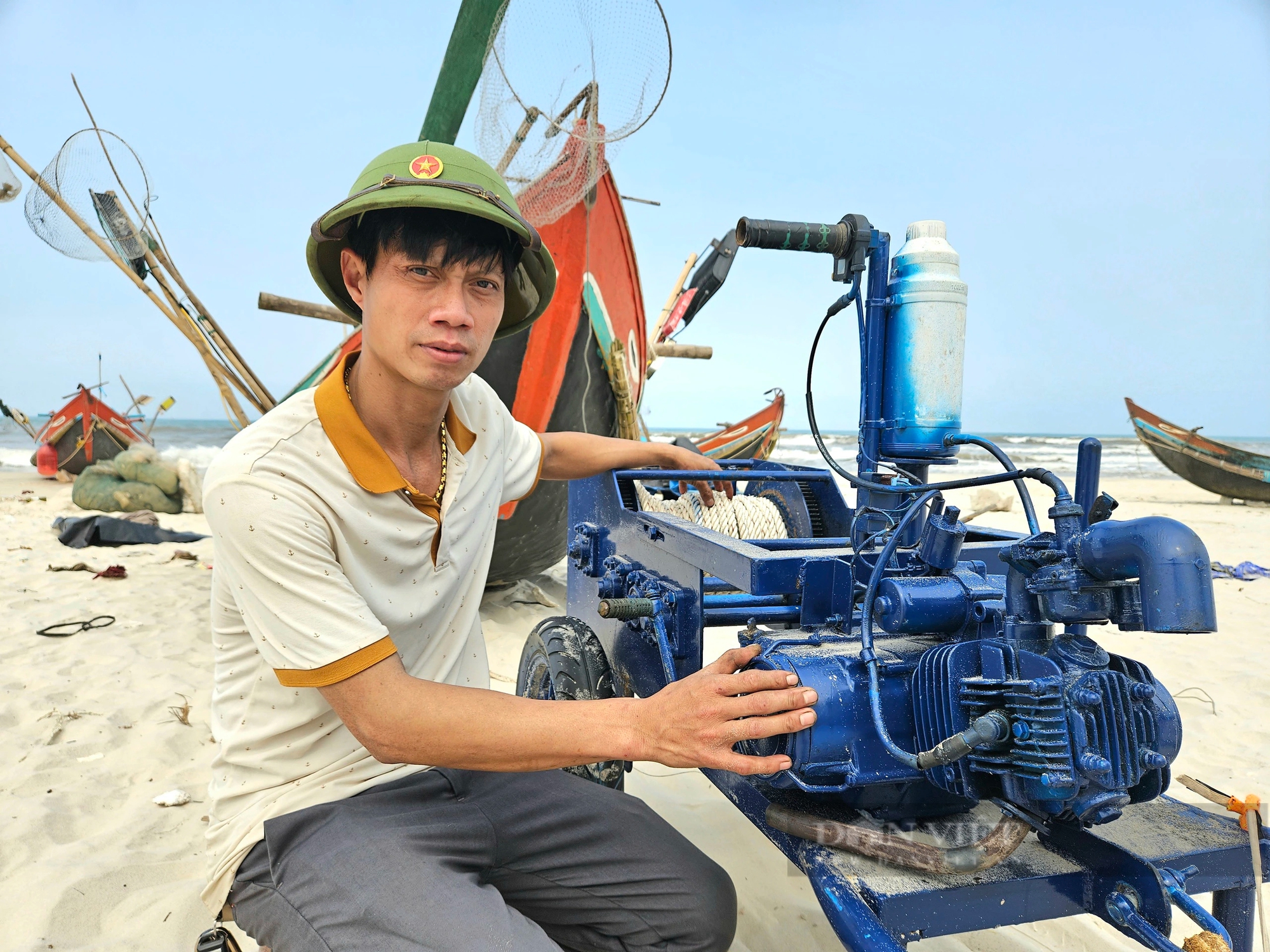 Một nông dân Quảng Bình sáng chế ra chiếc máy tời, chỉ vài phút đã kéo chiếc thuyền nặng hàng tạ lên bờ - Ảnh 2.