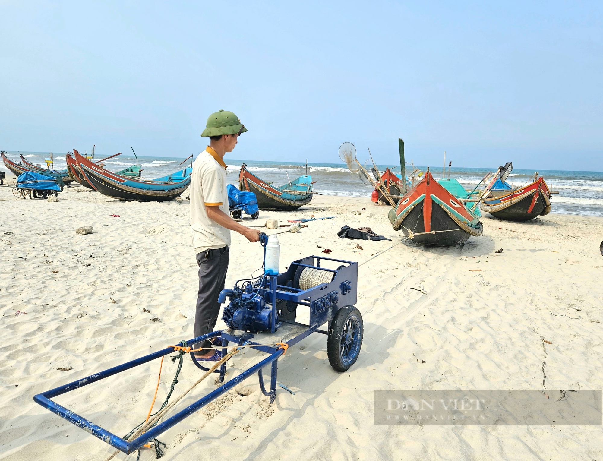Một nông dân Quảng Bình sáng chế ra chiếc máy tời, chỉ vài phút đã kéo chiếc thuyền nặng hàng tạ lên bờ - Ảnh 3.