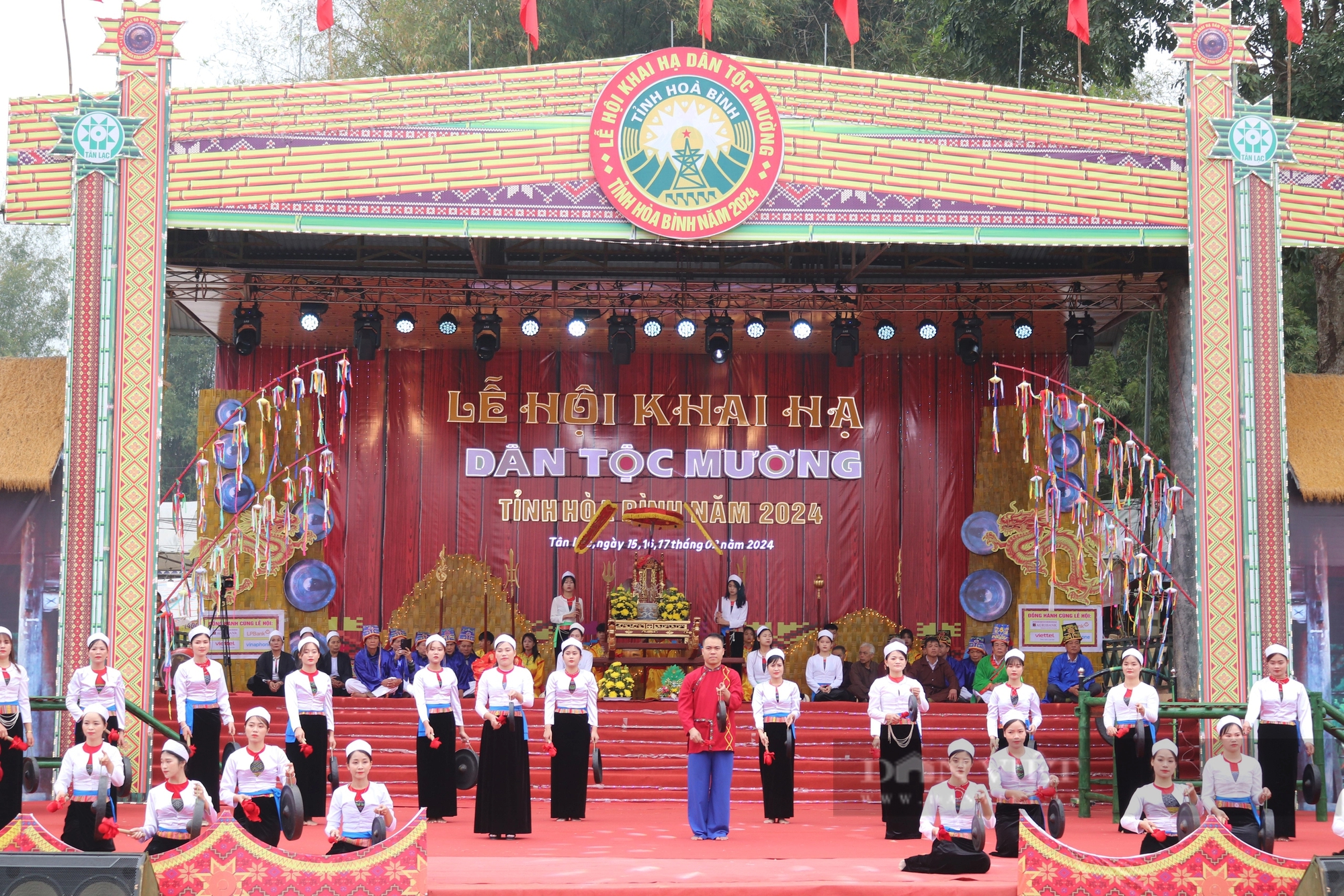 Độc đáo lễ hội Khai hạ ở Hòa Bình: Hàng nghìn người dân xin nước, cúng rước mạ tại ruộng- Ảnh 2.