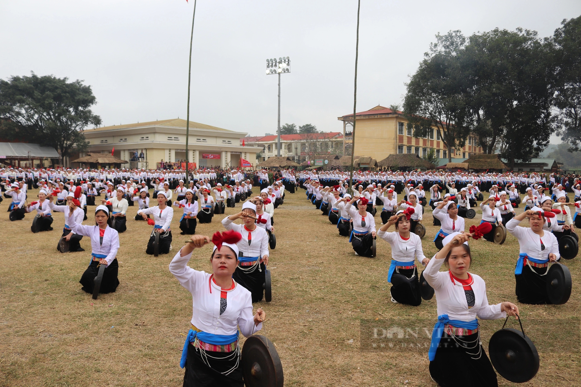 Độc đáo lễ hội Khai hạ ở Hòa Bình: Hàng nghìn người dân xin nước, cúng rước mạ tại ruộng- Ảnh 3.