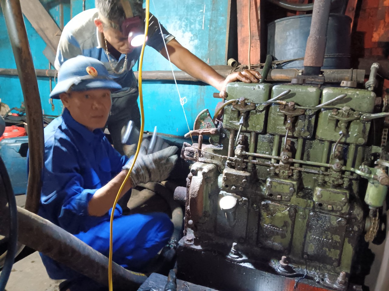 Trung tâm Dịch vụ Hậu cần kỹ thuật đảo Sinh Tồn sửa chữa tàu cá Quảng Ngãi bị hỏng máy trên biển- Ảnh 1.