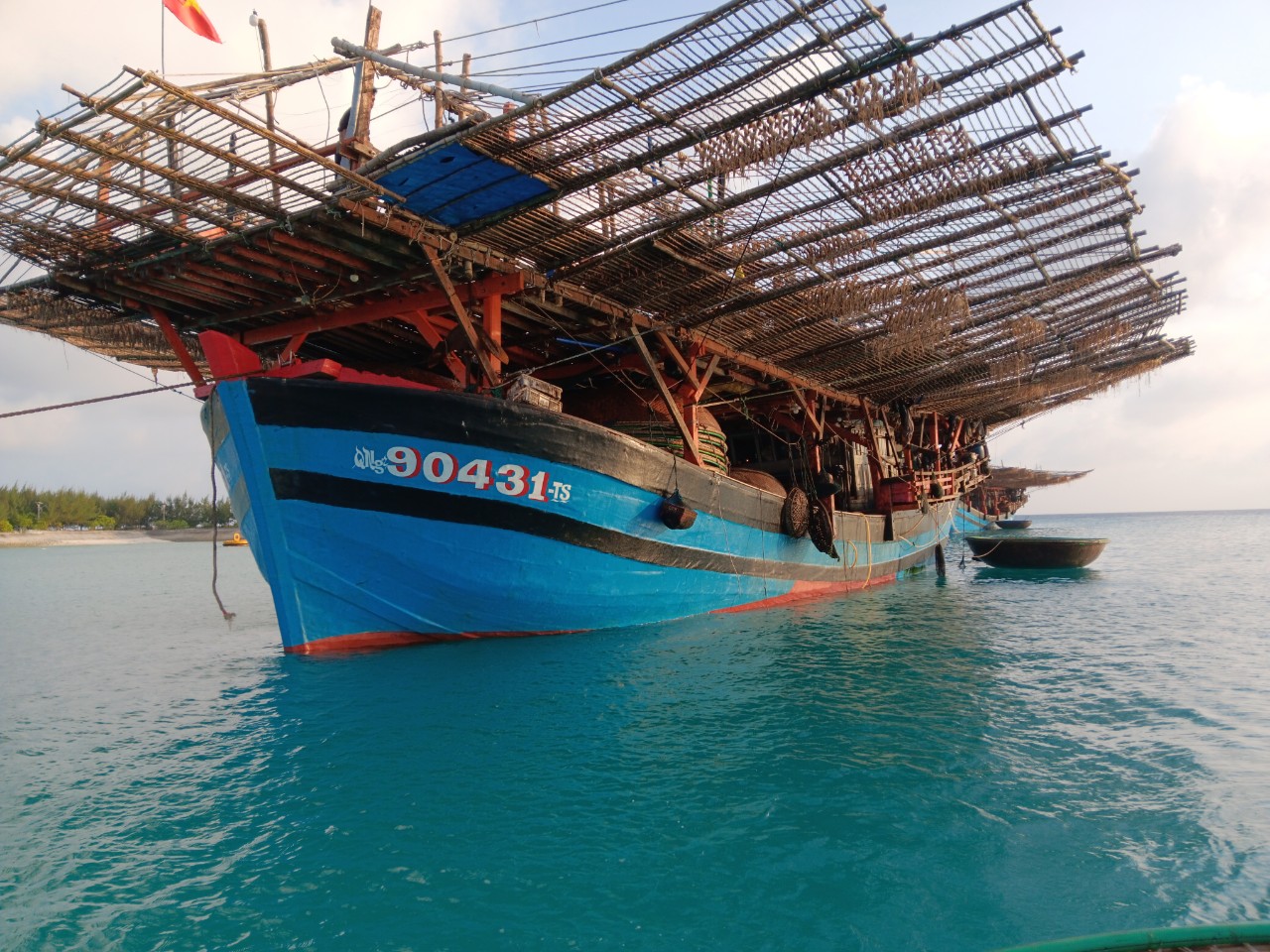 Trung tâm Dịch vụ Hậu cần kỹ thuật đảo Sinh Tồn sửa chữa tàu cá Quảng Ngãi bị hỏng máy trên biển- Ảnh 2.