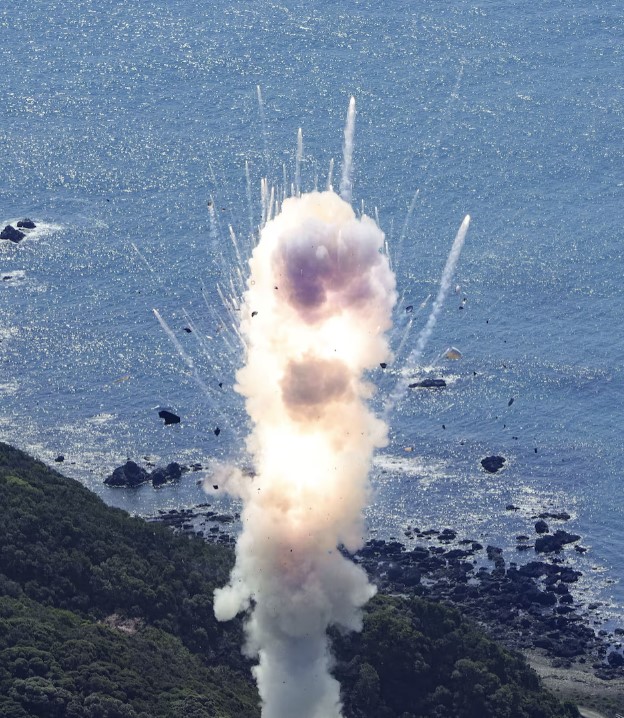 Cận cảnh màn phát nổ của tên lửa mang theo vệ tinh ở Nhật Bản- Ảnh 1.