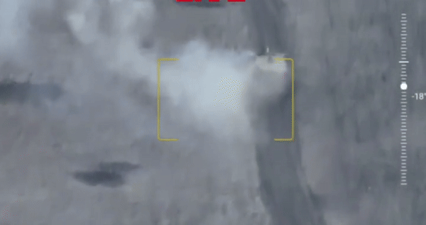 Xe tăng T-62M Nga sống sót kỳ diệu sau khi bị 10 UAV tự sát tấn công- Ảnh 1.