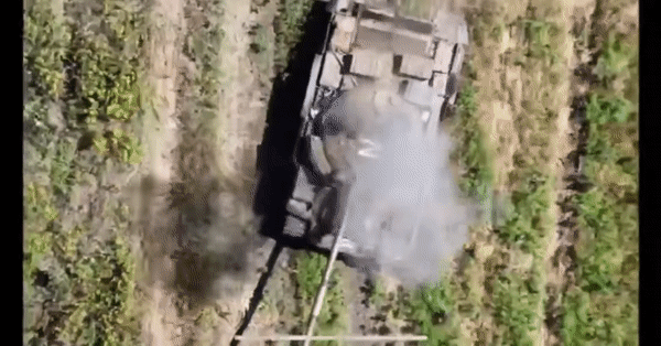 Xe tăng T-62M Nga sống sót kỳ diệu sau khi bị 10 UAV tự sát tấn công- Ảnh 12.