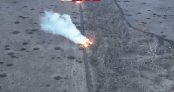 Xe tăng T-62M Nga sống sót kỳ diệu sau khi bị 10 UAV tự sát tấn công- Ảnh 4.