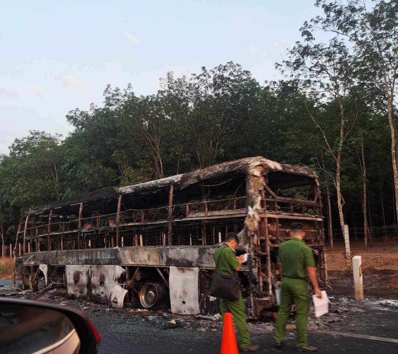 Xe khách giường nằm bị lửa thiêu trơ khung trên cao tốc Phan Thiết – Dầu Giây- Ảnh 2.