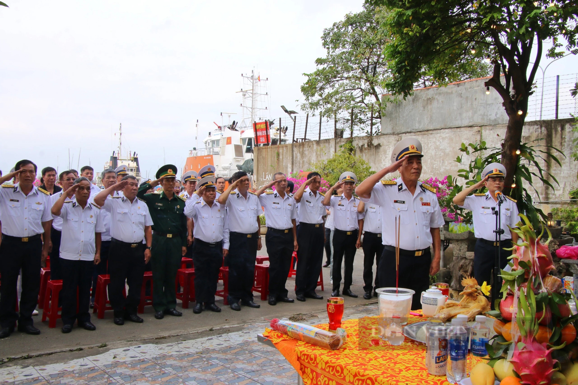 Đồng đội rơi nước mắt tại lễ tưởng niệm 36 năm các chiến sĩ tại đảo Gạc Ma hy sinh- Ảnh 1.