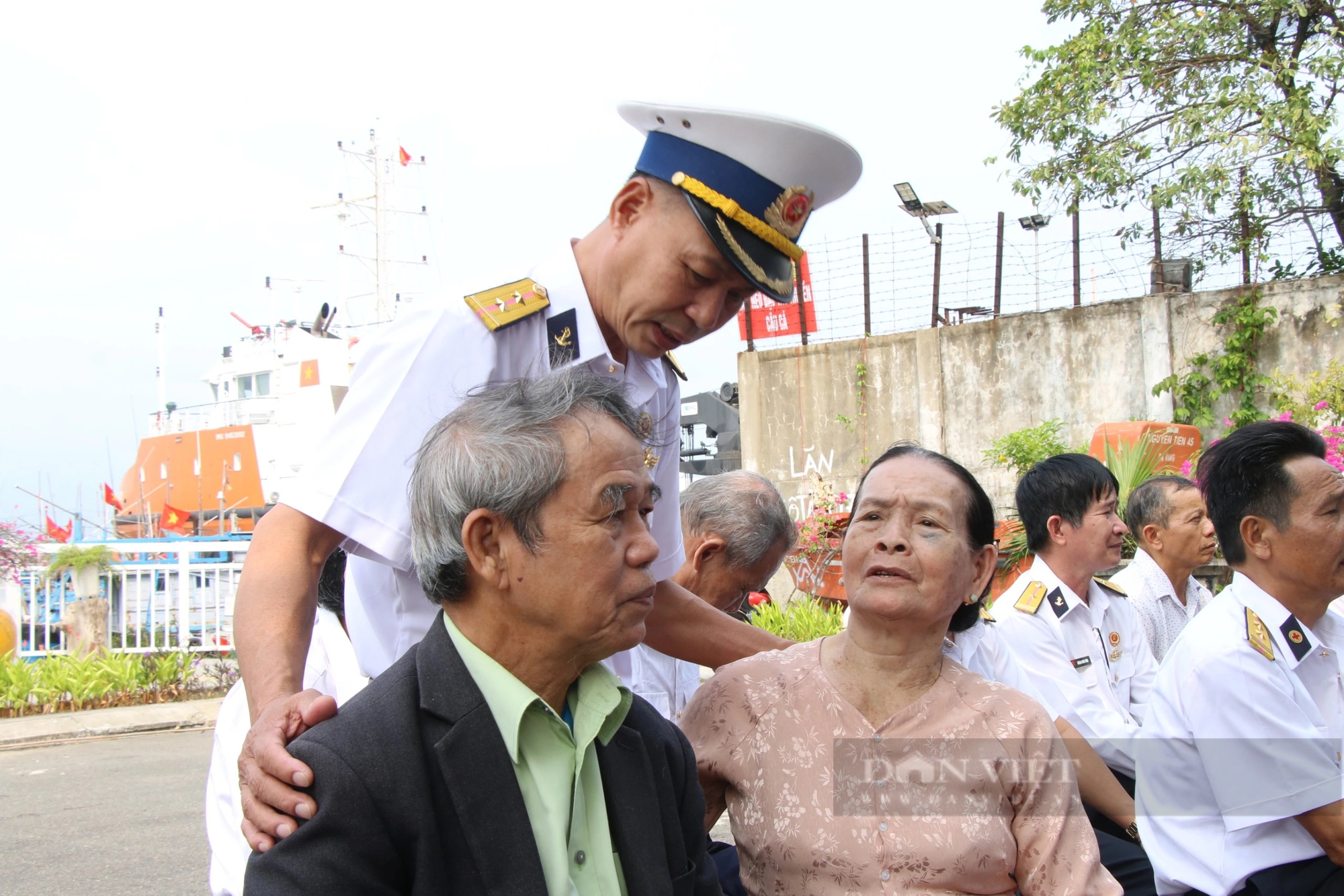 Đồng đội rơi nước mắt tại lễ tưởng niệm 36 năm các chiến sĩ tại đảo Gạc Ma hy sinh- Ảnh 3.