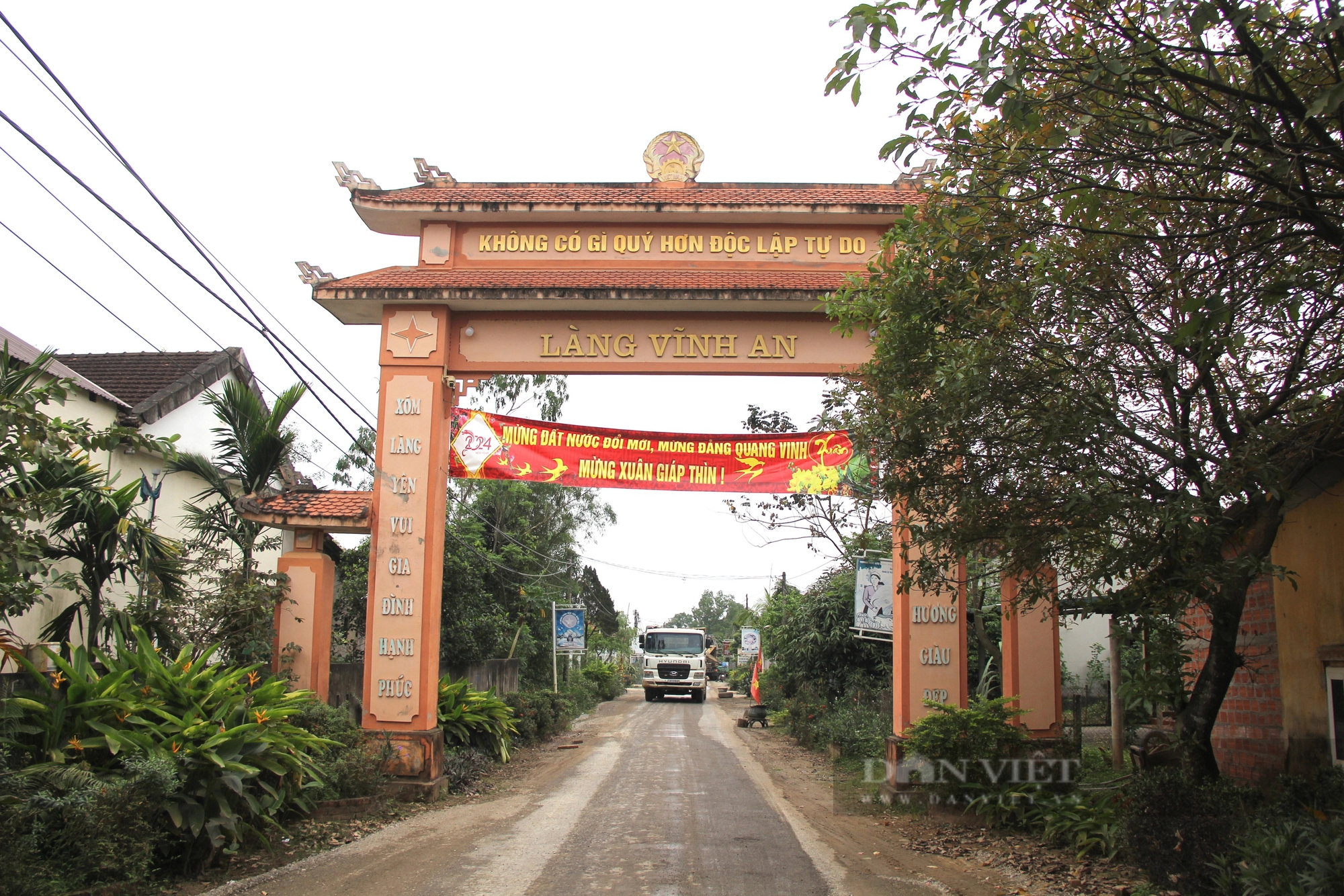 Xe tải “náo loạn” đường làng ở Quảng Trị khiến người dân bức xúc- Ảnh 1.