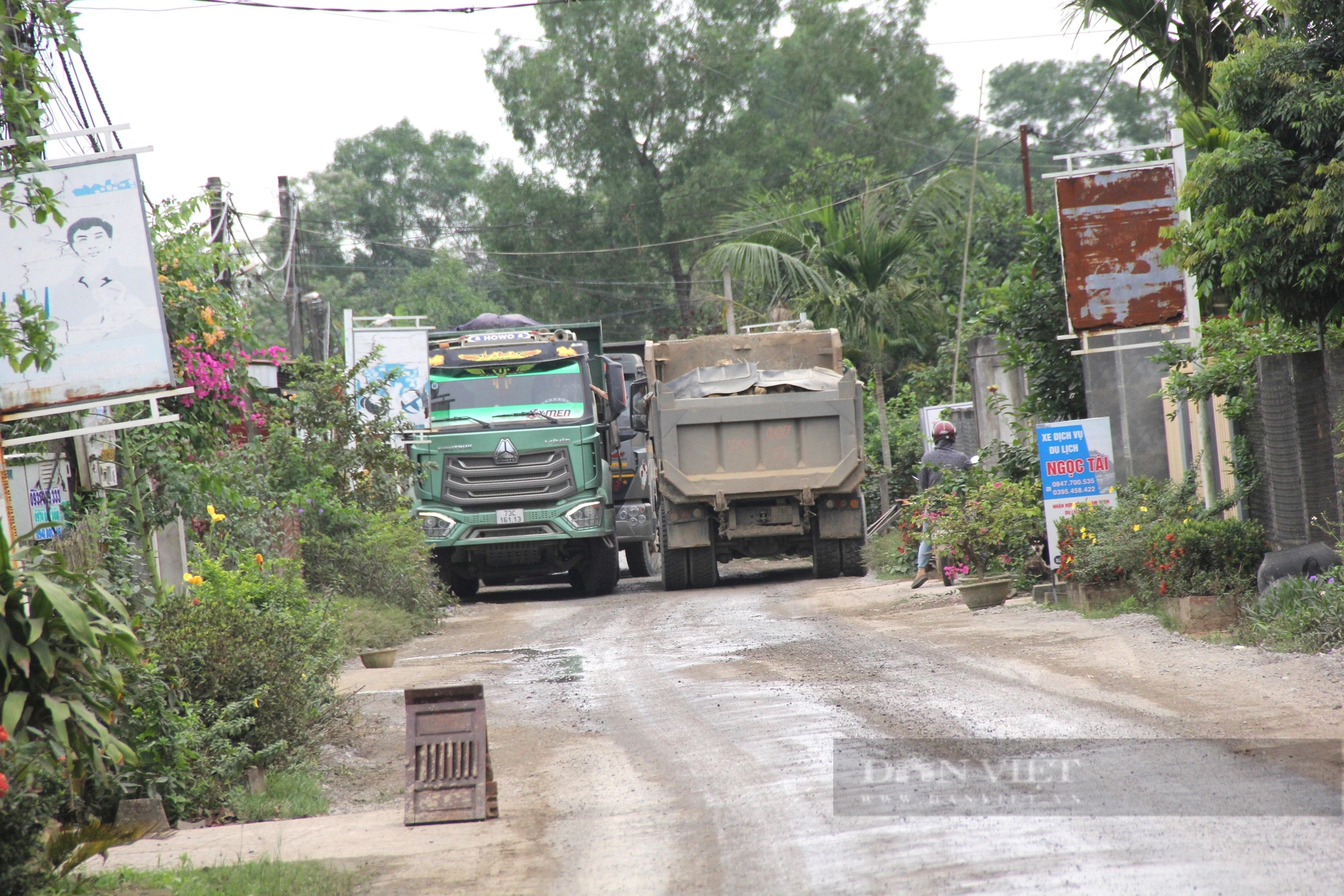 Xe tải “náo loạn” đường làng ở Quảng Trị khiến người dân bức xúc- Ảnh 2.