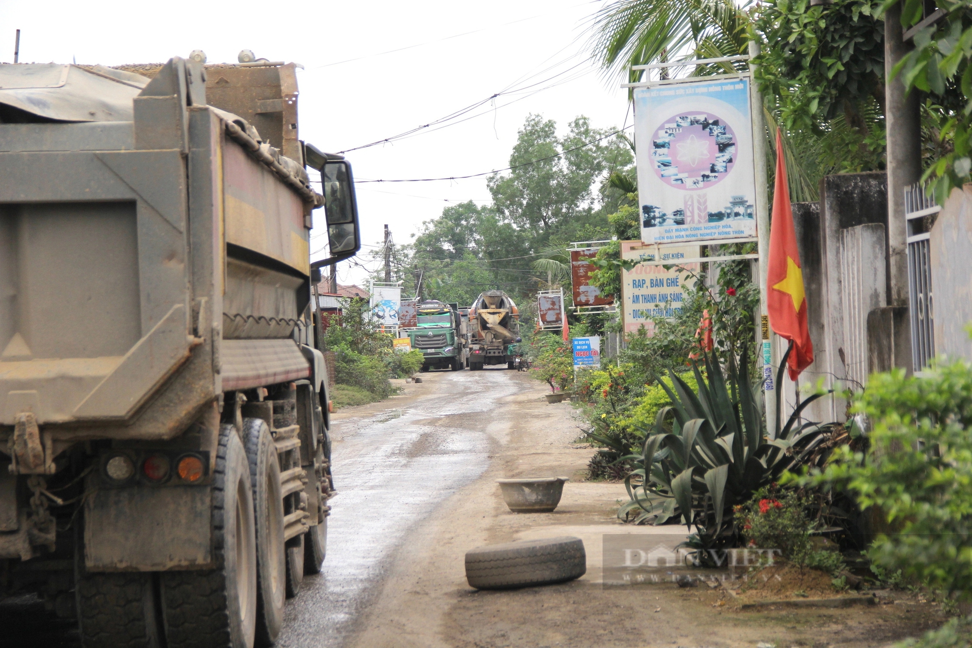 Xe tải “náo loạn” đường làng ở Quảng Trị khiến người dân bức xúc- Ảnh 3.