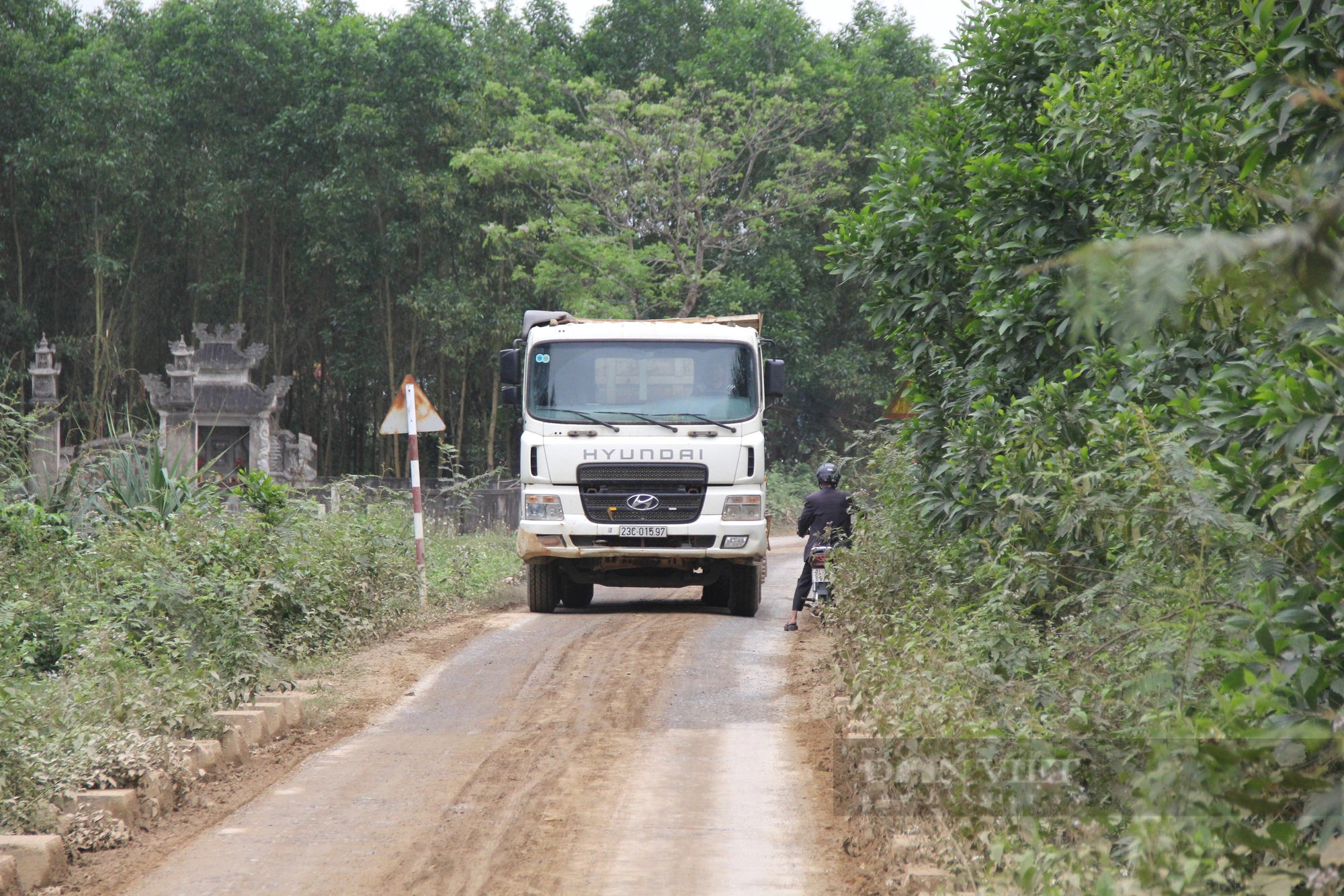 Xe tải “náo loạn” đường làng ở Quảng Trị khiến người dân bức xúc- Ảnh 4.
