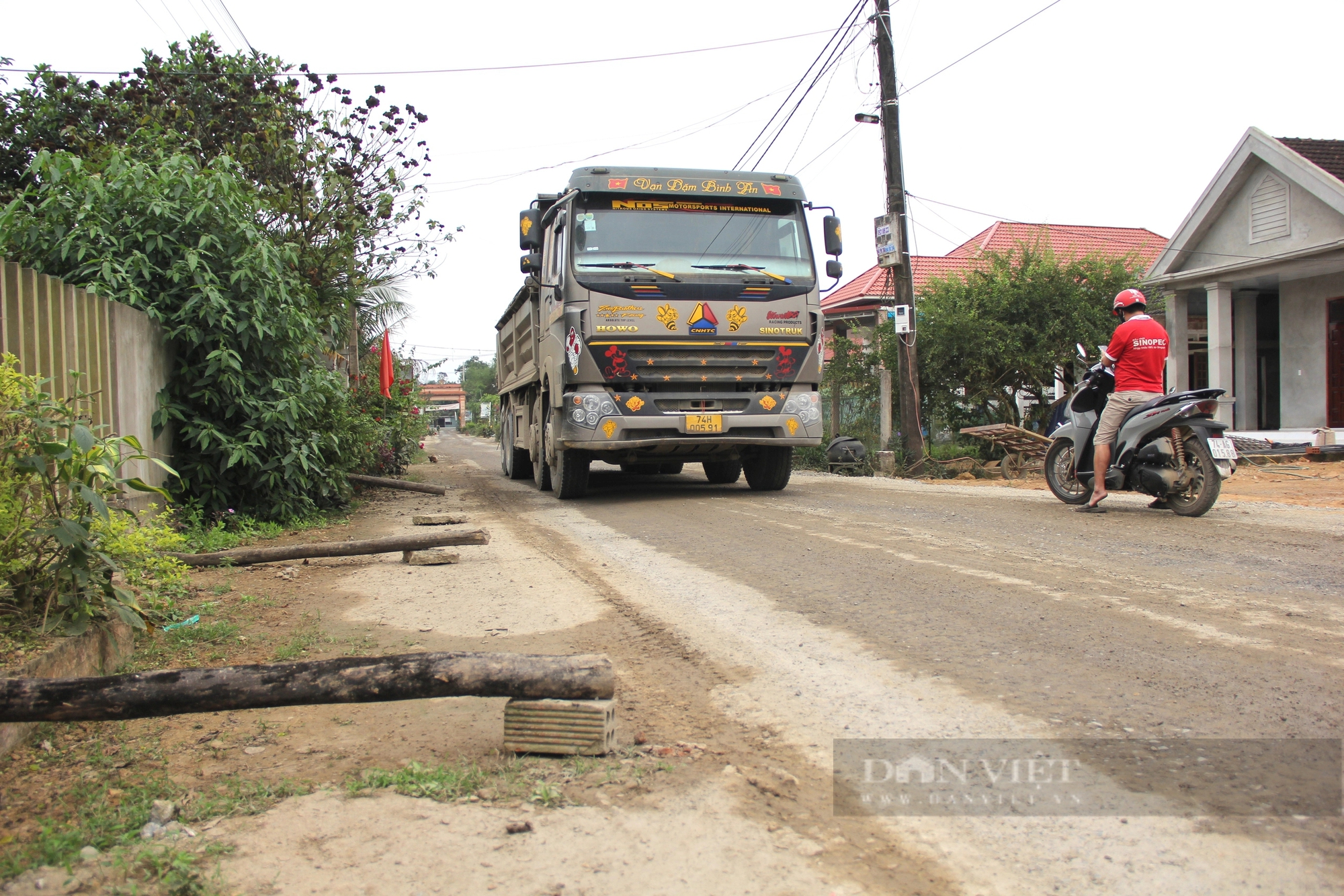 Xe tải “náo loạn” đường làng ở Quảng Trị khiến người dân bức xúc- Ảnh 5.