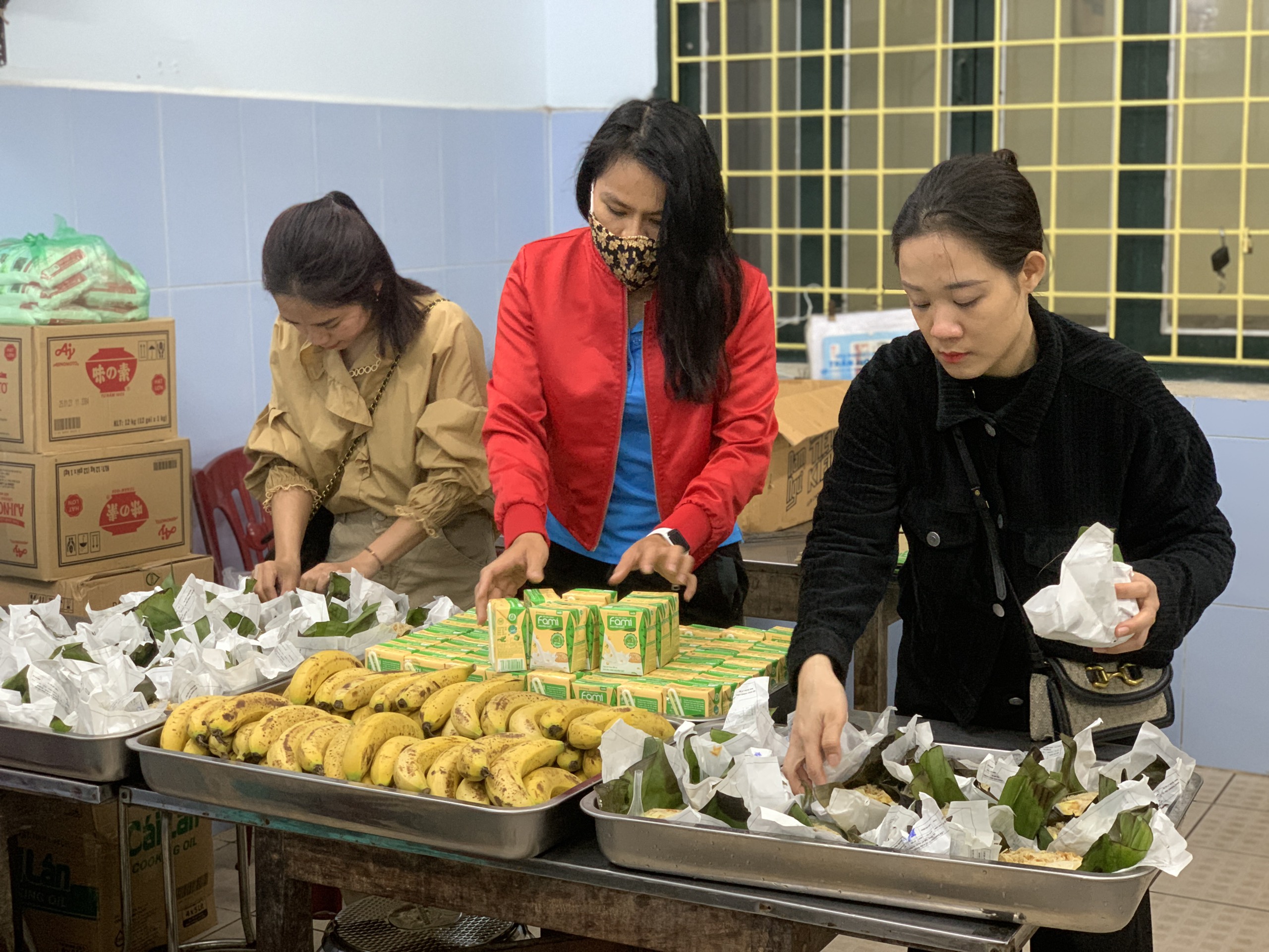 Mang vị cơm nhà “thắp sáng yêu thương” cho học viên mù tại Hà Nội- Ảnh 3.