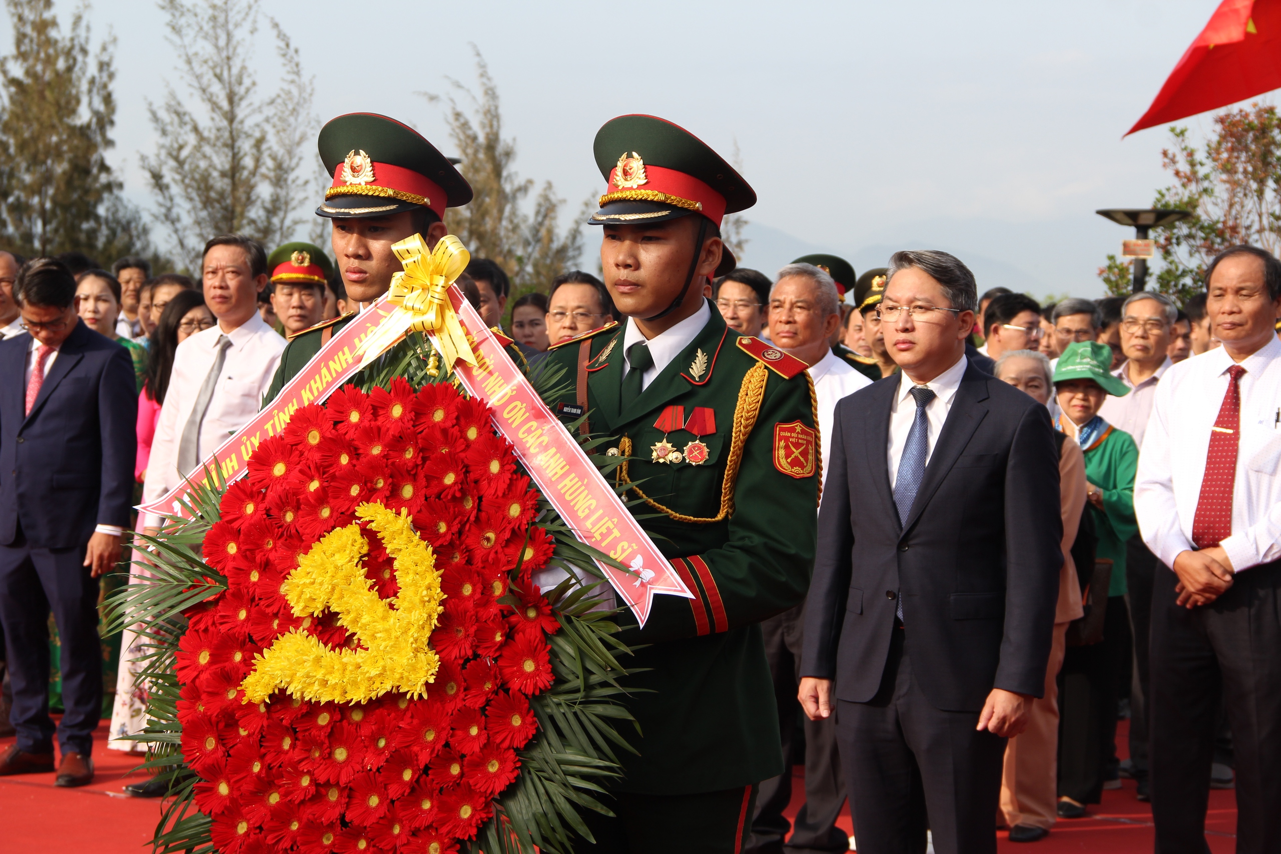 Hàng trăm người về dâng hương tại khu tưởng niệm chiến sĩ Gạc Ma- Ảnh 2.