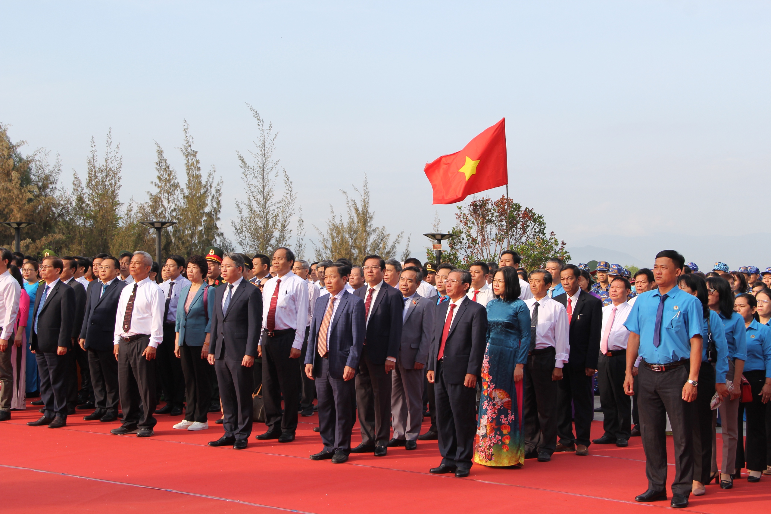 Hàng trăm người về dâng hương tại khu tưởng niệm chiến sĩ Gạc Ma- Ảnh 1.