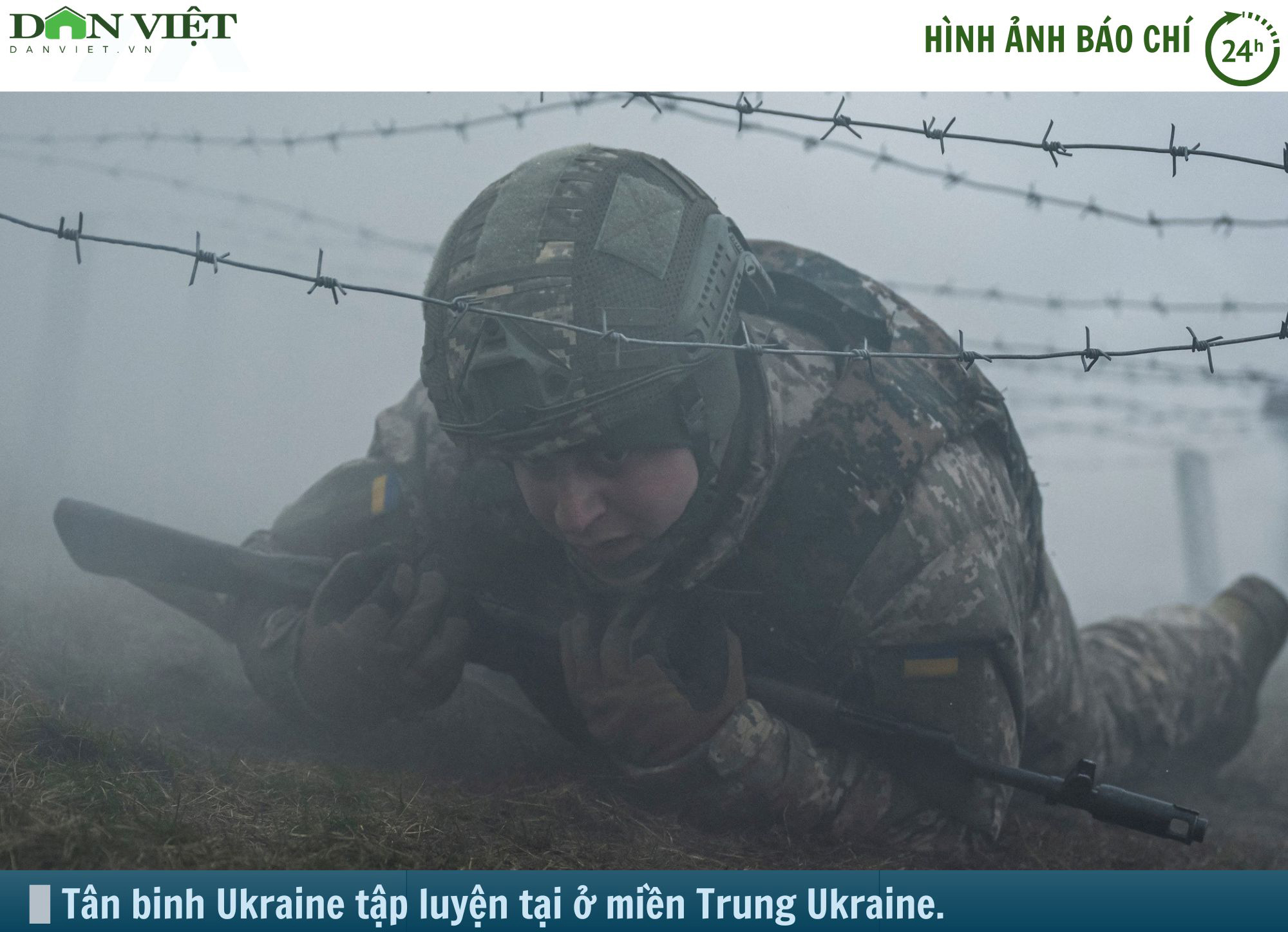 Hình ảnh báo chí 24h: Tân binh Ukraine căng mình tập luyện- Ảnh 1.