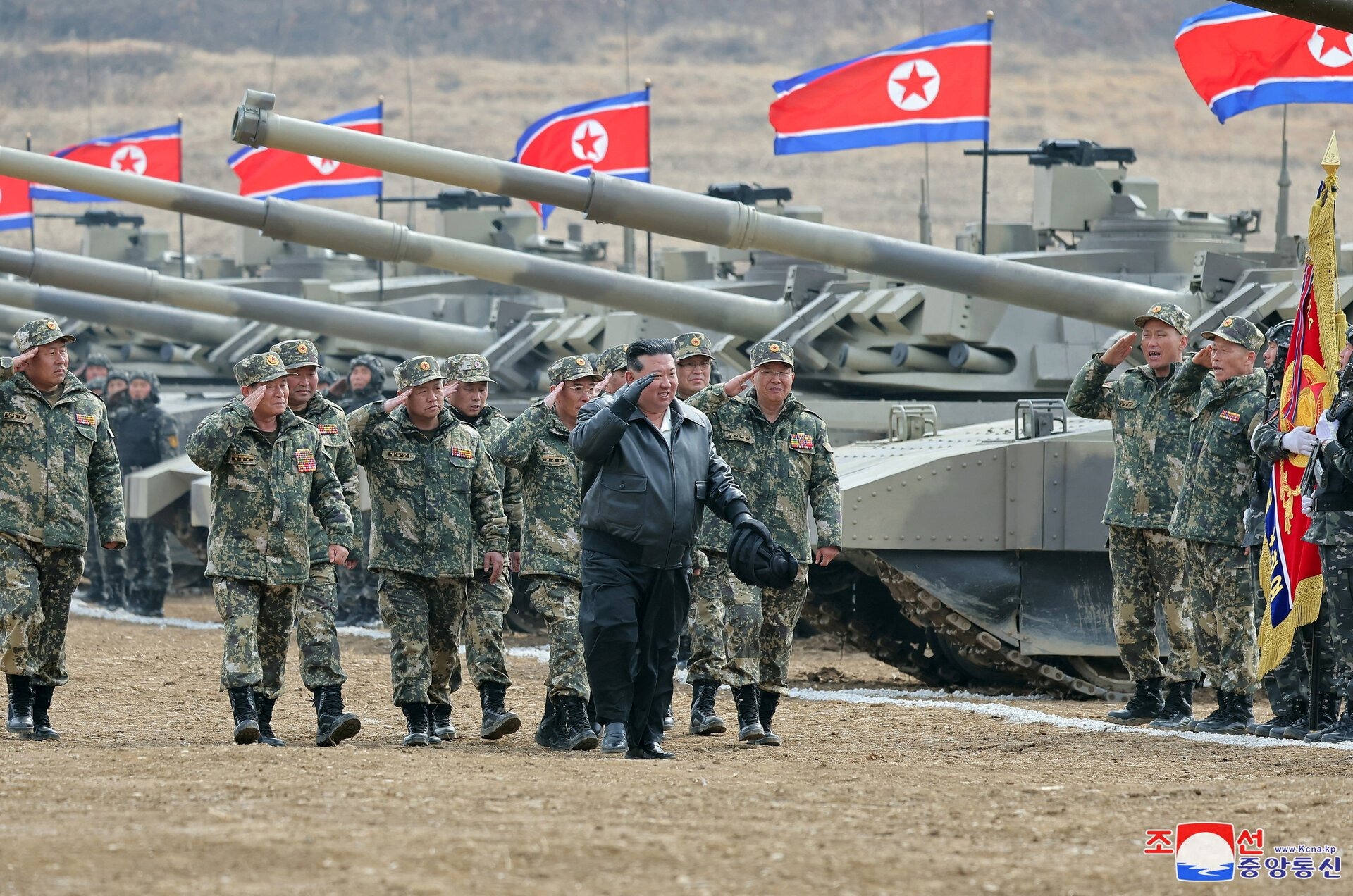 Cận cảnh ông Kim Jong-un lái xe tăng M2020, "chiếc xe tăng mạnh nhất thế giới"- Ảnh 1.