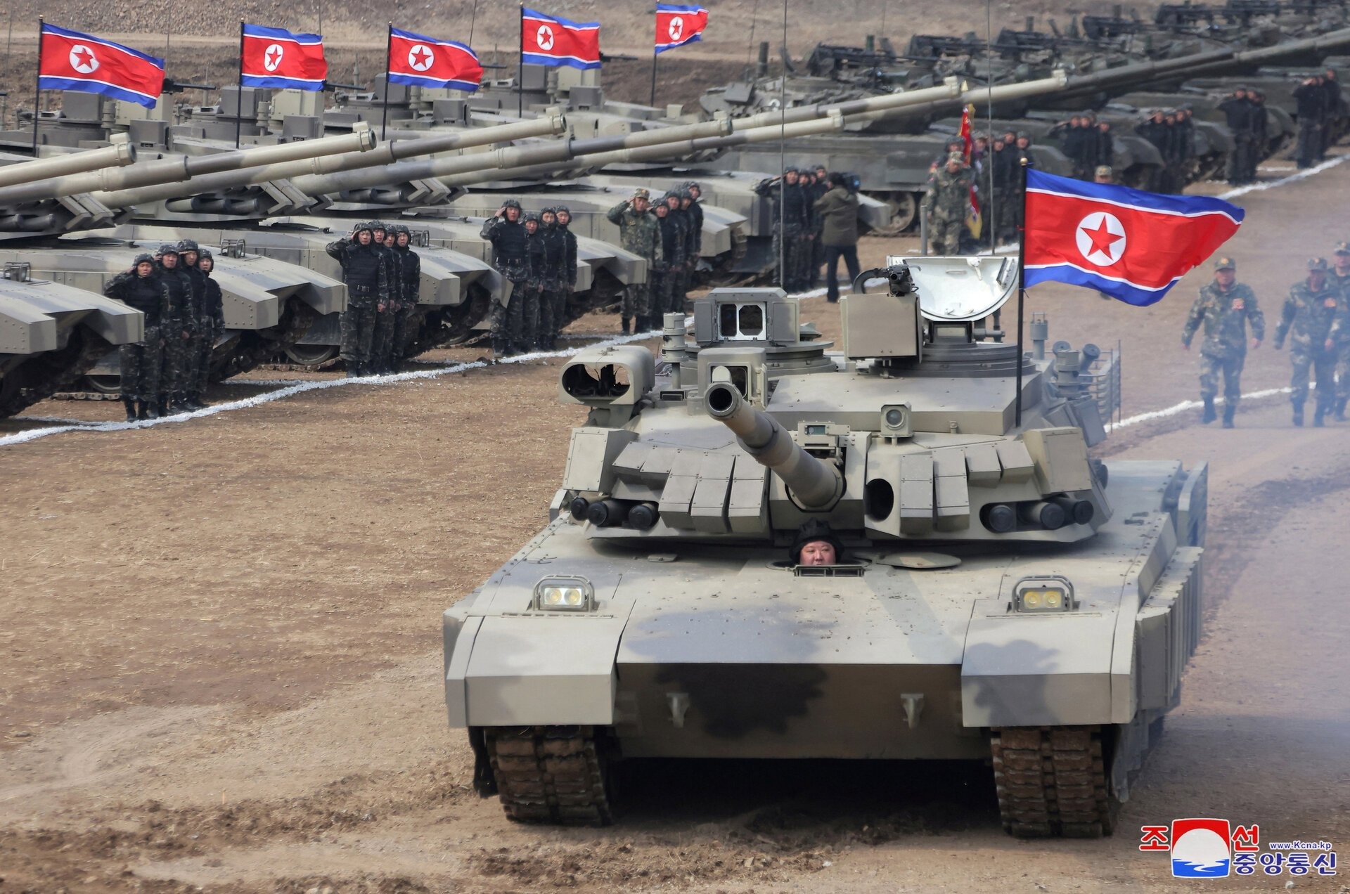 Cận cảnh ông Kim Jong-un lái xe tăng M2020, "chiếc xe tăng mạnh nhất thế giới"- Ảnh 3.