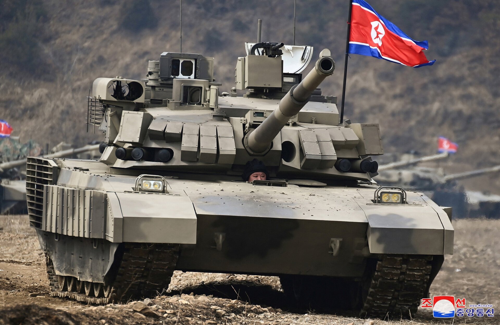 Cận cảnh ông Kim Jong-un lái xe tăng M2020, "chiếc xe tăng mạnh nhất thế giới"- Ảnh 4.