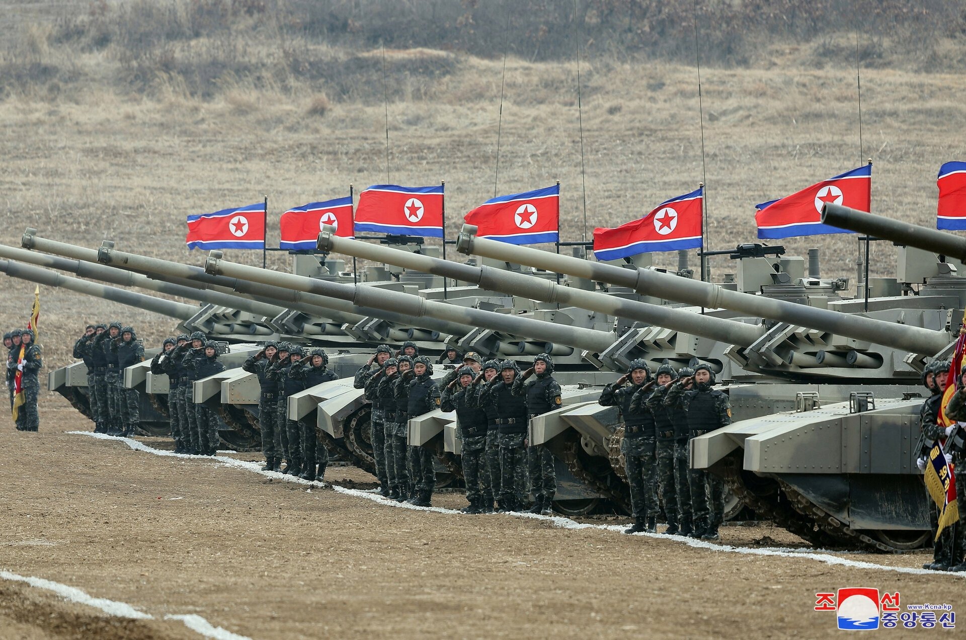 Cận cảnh ông Kim Jong-un lái xe tăng M2020, "chiếc xe tăng mạnh nhất thế giới"- Ảnh 5.