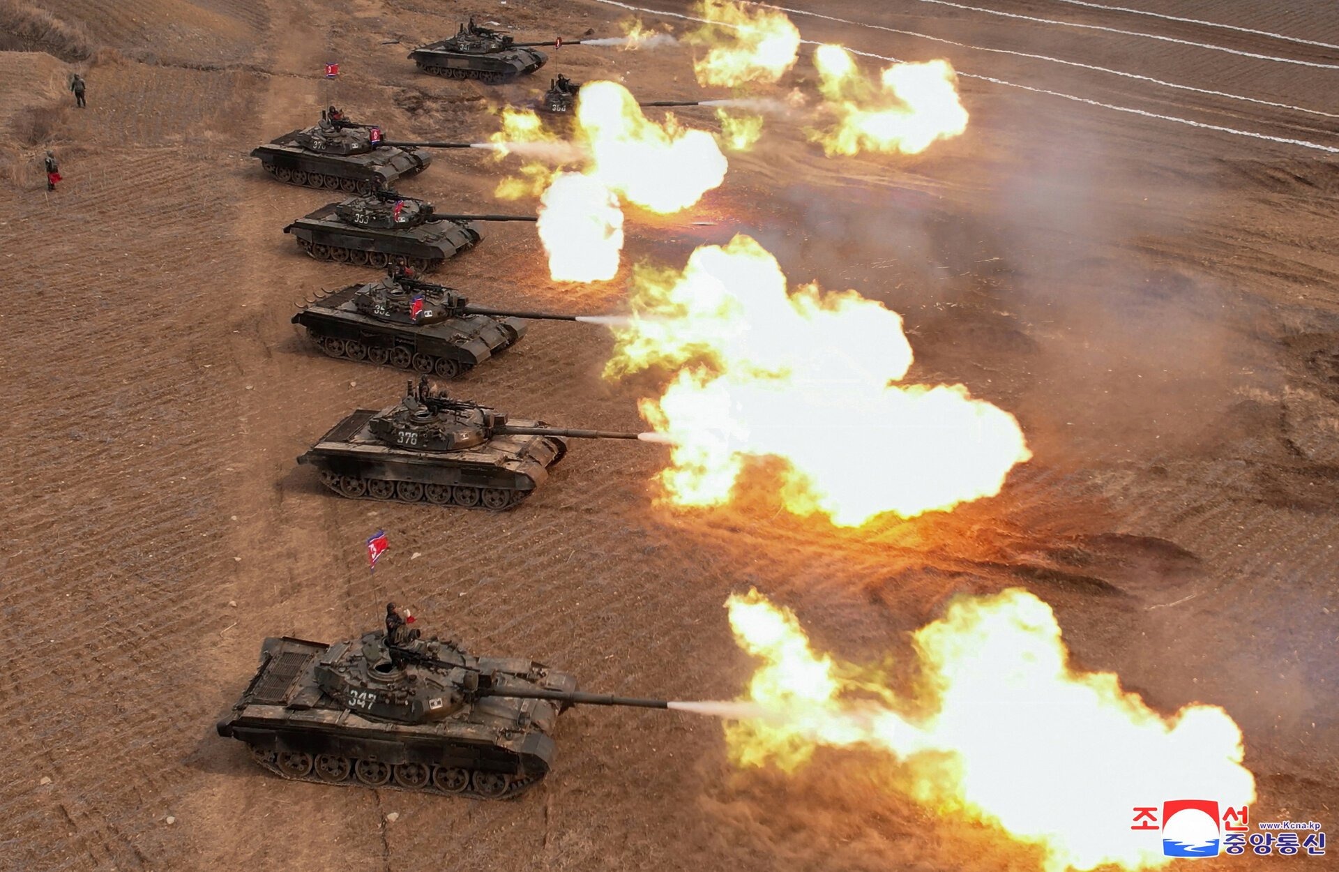 Cận cảnh ông Kim Jong-un lái xe tăng M2020, "chiếc xe tăng mạnh nhất thế giới"- Ảnh 7.
