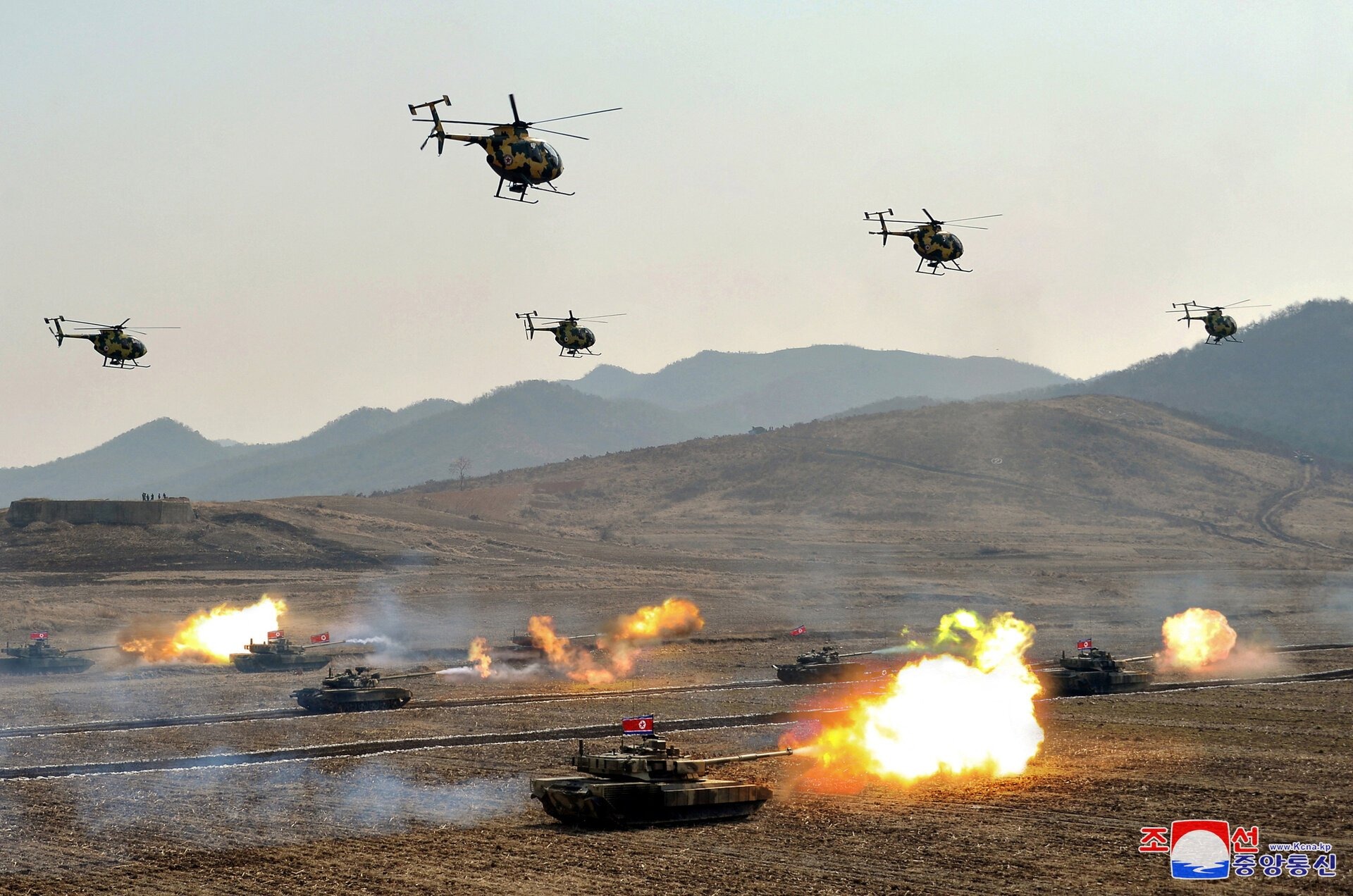 Cận cảnh ông Kim Jong-un lái xe tăng M2020, "chiếc xe tăng mạnh nhất thế giới"- Ảnh 8.