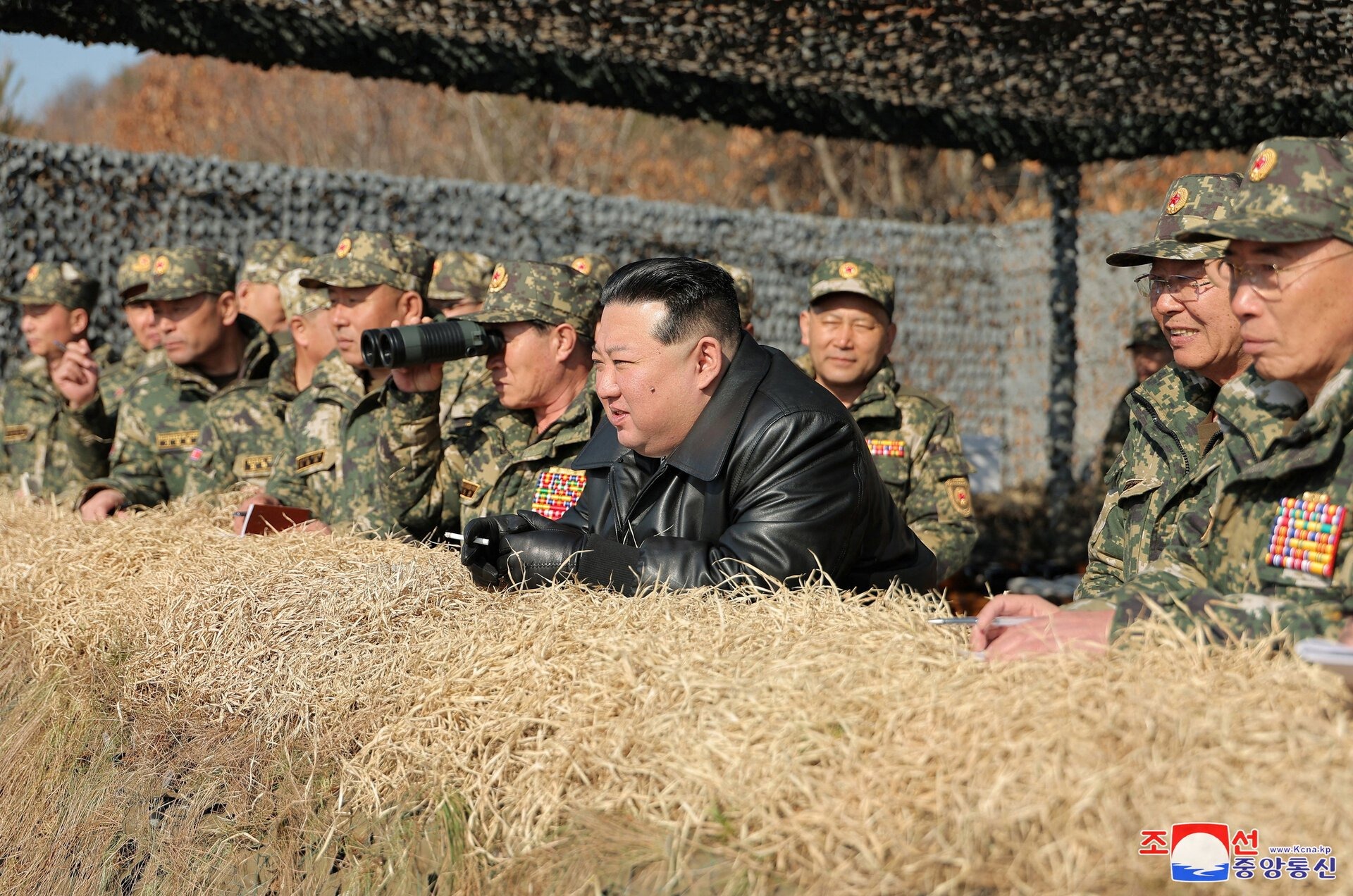 Cận cảnh ông Kim Jong-un lái xe tăng M2020, "chiếc xe tăng mạnh nhất thế giới"- Ảnh 9.