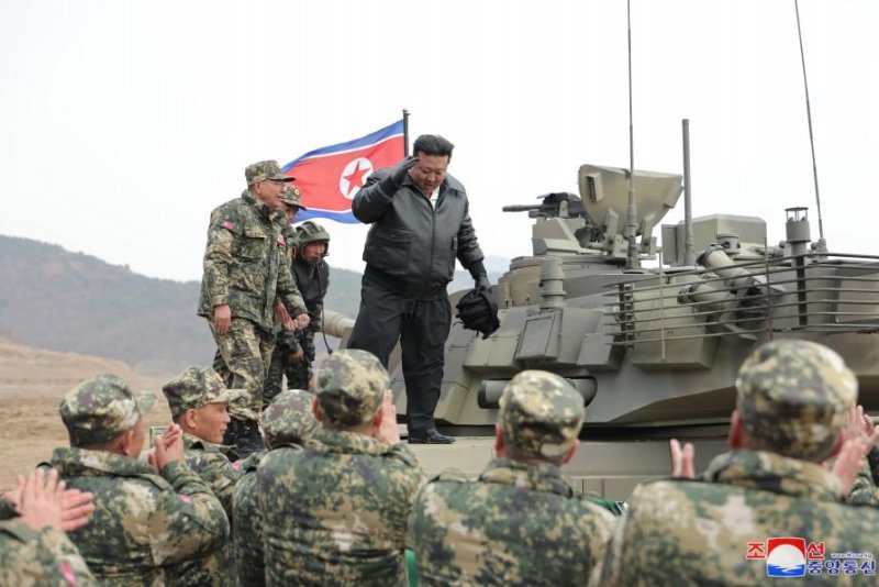 Ông Kim Jong Un lái thử xe tăng chiến đấu mới 'mạnh nhất thế giới' của Triều Tiên- Ảnh 1.