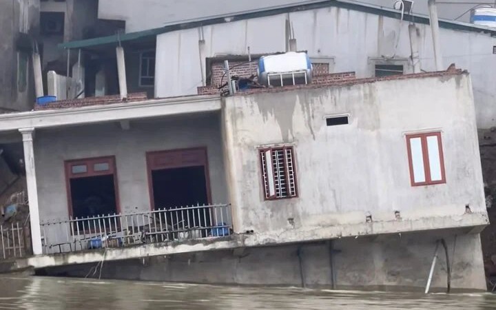 Clip: Ngôi nhà kiên cố bị nhấn chìm xuống sông Cầu, Bắc Ninh di chuyển nhiều hộ dân khỏi vùng nguy hiểm