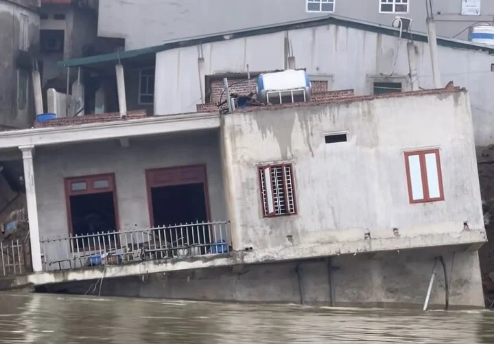 Clip: Ngôi nhà kiên cố bị nhấn chìm xuống sông Cầu, Bắc Ninh di chuyển nhiều hộ dân khỏi vùng nguy hiểm- Ảnh 1.