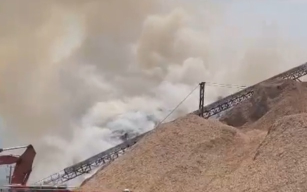 Cháy lớn tại bãi dăm gỗ của doanh nghiệp ở Khu kinh tế Chân Mây- Lăng Cô, tỉnh Thừa Thiên Huế