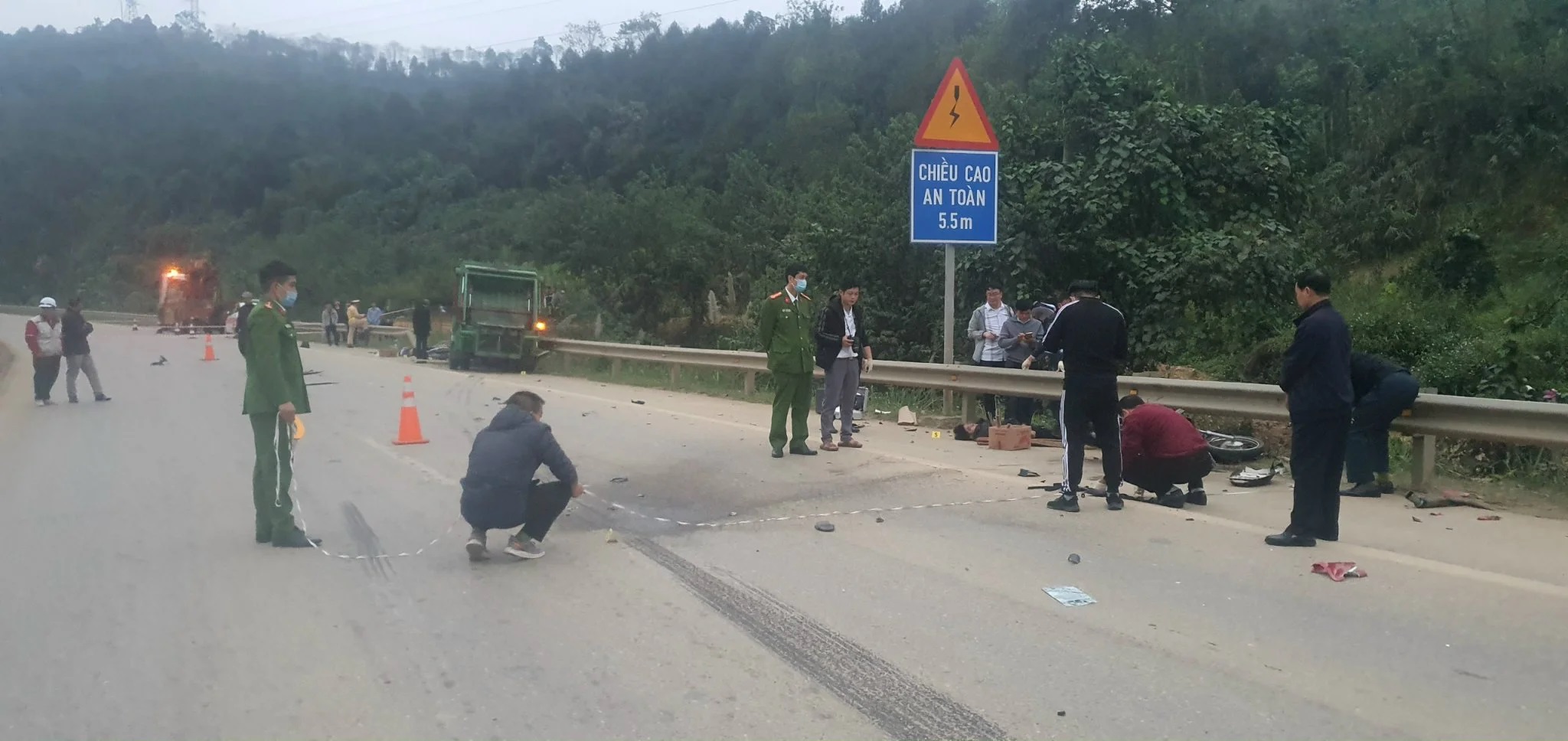 Chủ tịch UBND tỉnh Lào Cai yêu cầu làm rõ trách nhiệm cá nhân, tổ chức trong vụ TNGT khiến 4 người tử vong- Ảnh 2.