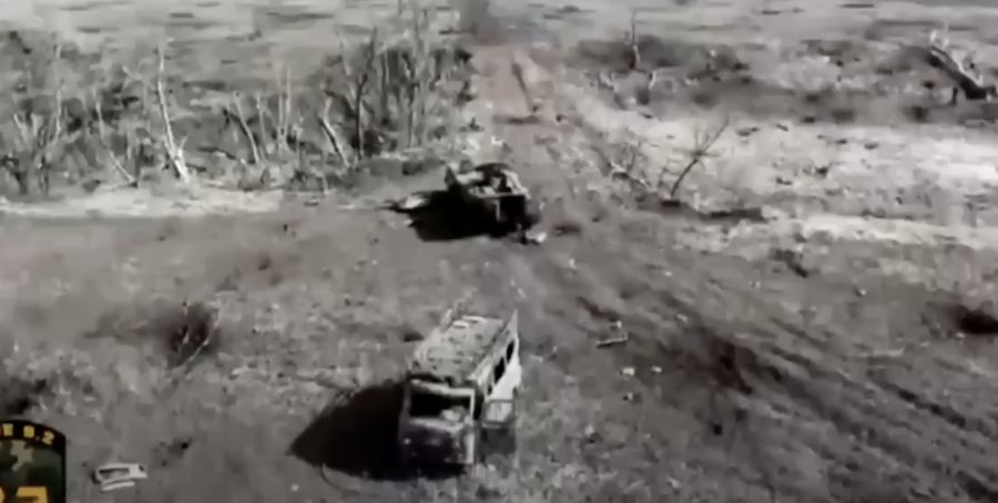 Ukraine phục kích tuyến đường tiếp tế của Nga, phá hủy nhiều thiết giáp gần Bakhmut- Ảnh 2.