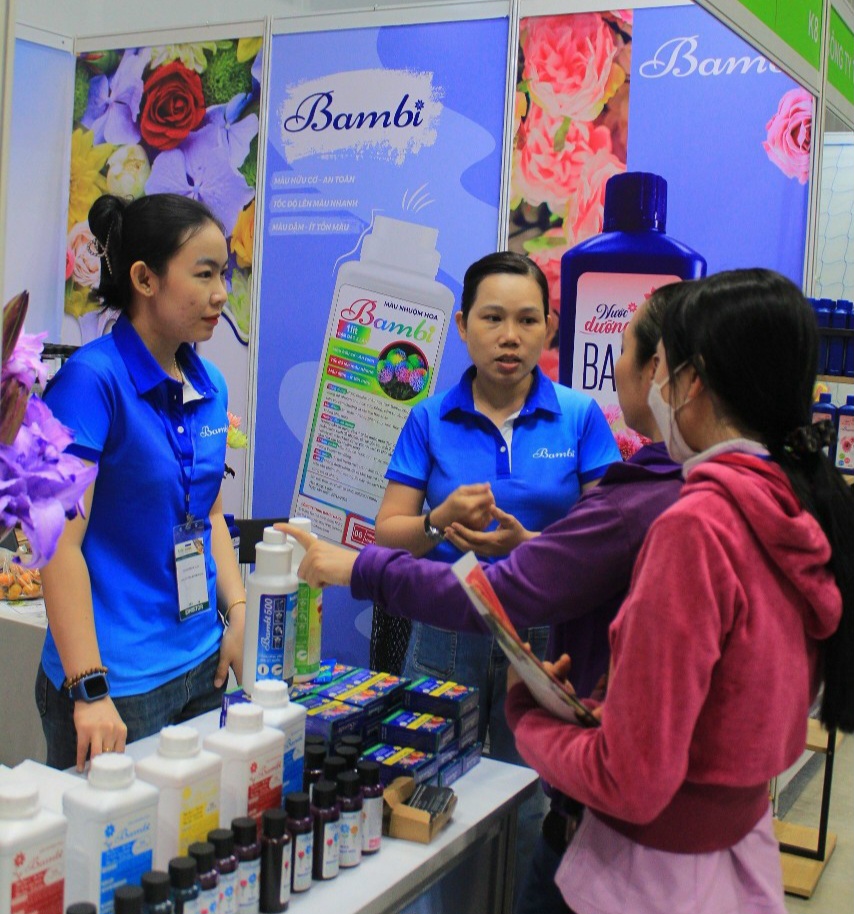 Triển lãm quốc tế về rau, hoa, quả: Mỗi ngày có hơn 200 người quan tâm sản phẩm của một doanh nghiệp trẻ- Ảnh 1.