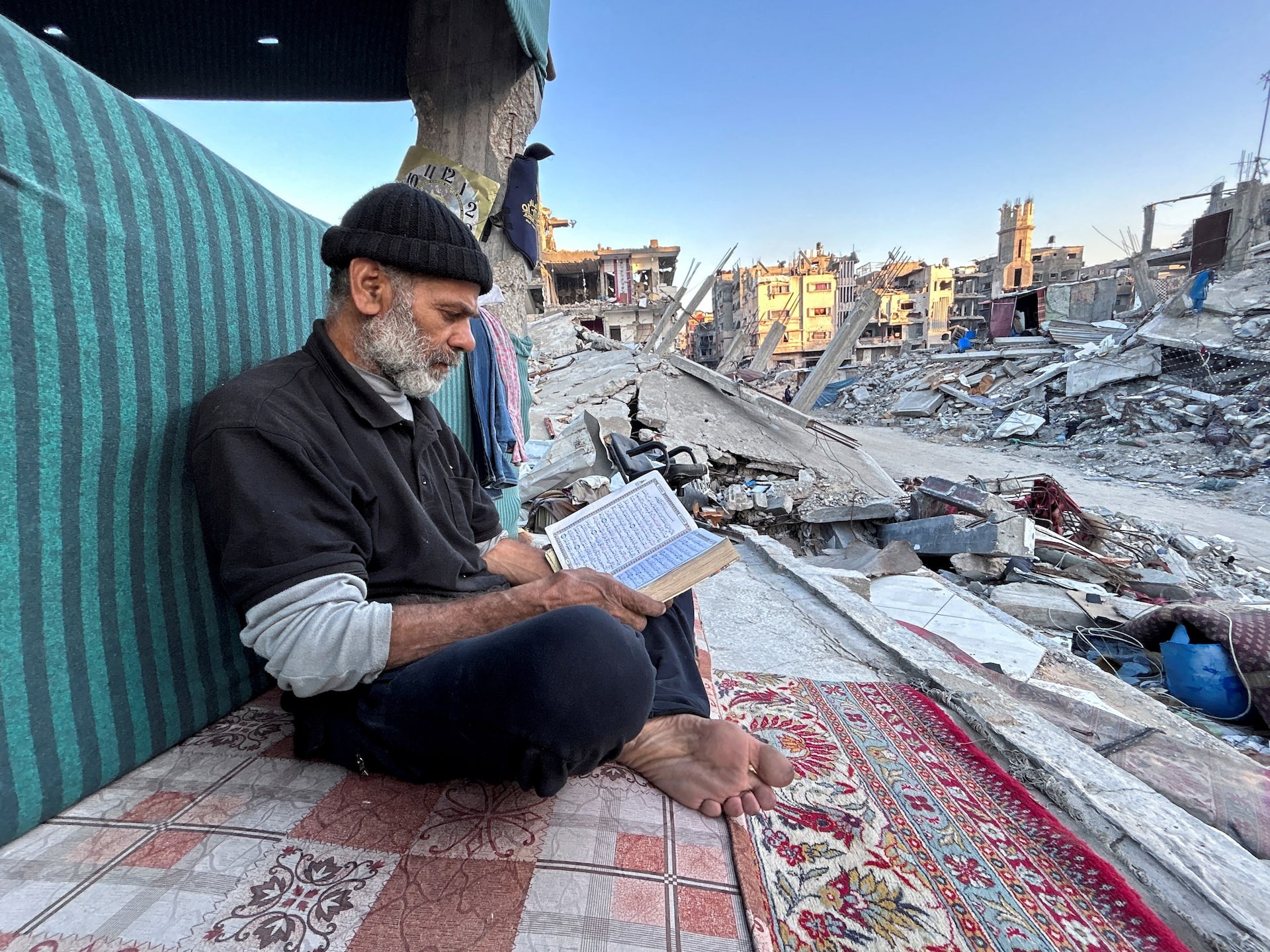 Xót xa cảnh người Palestine ăn uống bên cạnh đống đổ nát, nơi vốn là ngôi nhà của mình trong tháng Ramadan- Ảnh 1.