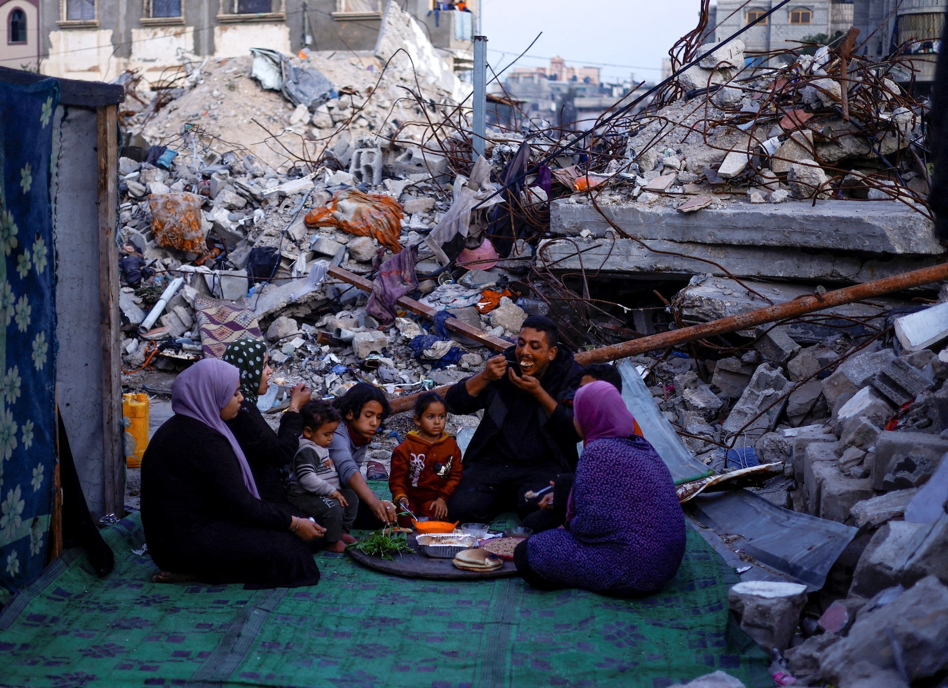 Xót xa cảnh người Palestine ăn uống bên cạnh đống đổ nát, nơi vốn là ngôi nhà của mình trong tháng Ramadan- Ảnh 2.