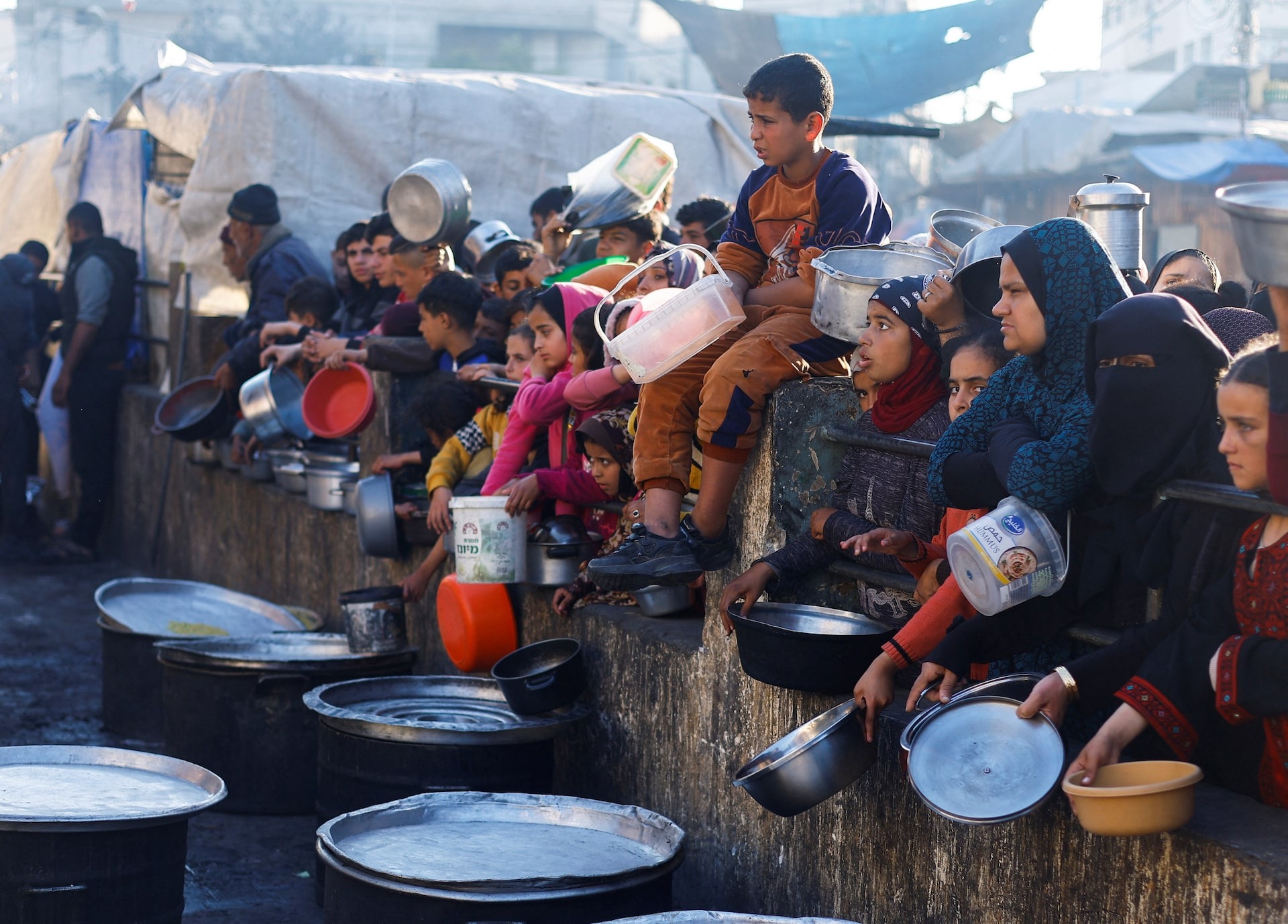 Xót xa cảnh người Palestine ăn uống bên cạnh đống đổ nát, nơi vốn là ngôi nhà của mình trong tháng Ramadan- Ảnh 4.