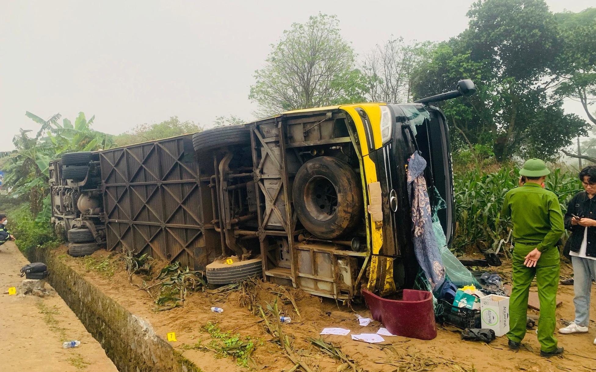 Lật xe khách ở Quảng Trị, 13 hành khách bị thương