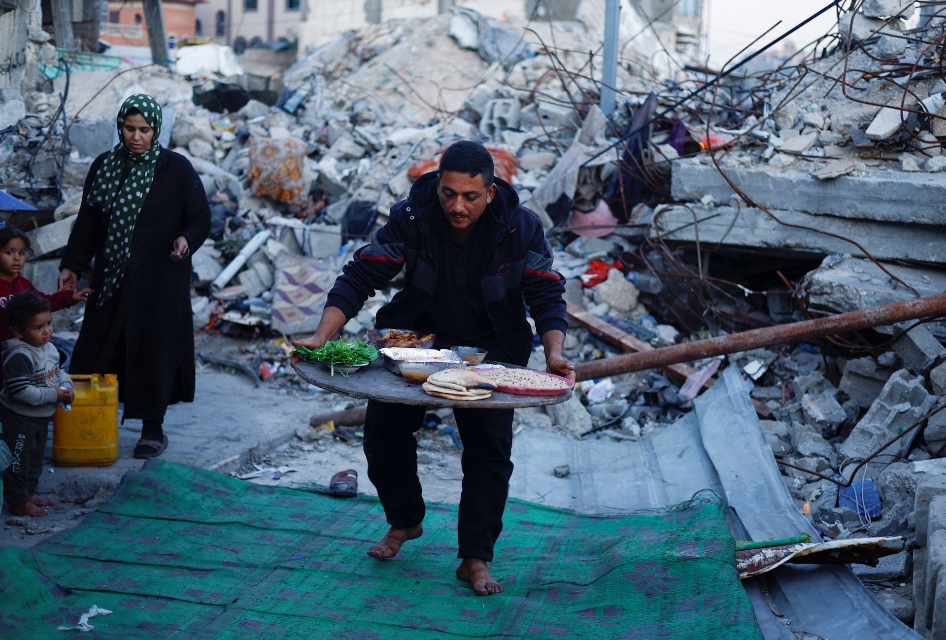 Xót xa cảnh người Palestine ăn uống bên cạnh đống đổ nát, nơi vốn là ngôi nhà của mình trong tháng Ramadan- Ảnh 7.