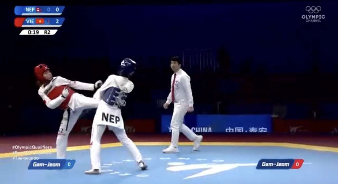 Thua ngược bán kết, nữ võ sĩ taekwondo Bạc Thị Khiêm "rơi vé" dự Olympic Paris 2024- Ảnh 3.