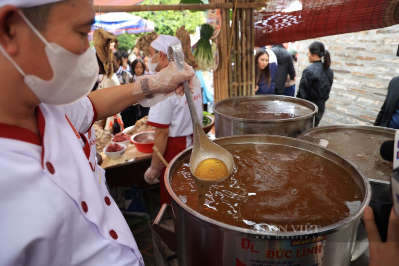 Hàng nghìn người thích thú trải nghiệm, thưởng thức phở tại ngày tôn vinh các nghệ nhân làng phở Vân Cù- Ảnh 3.