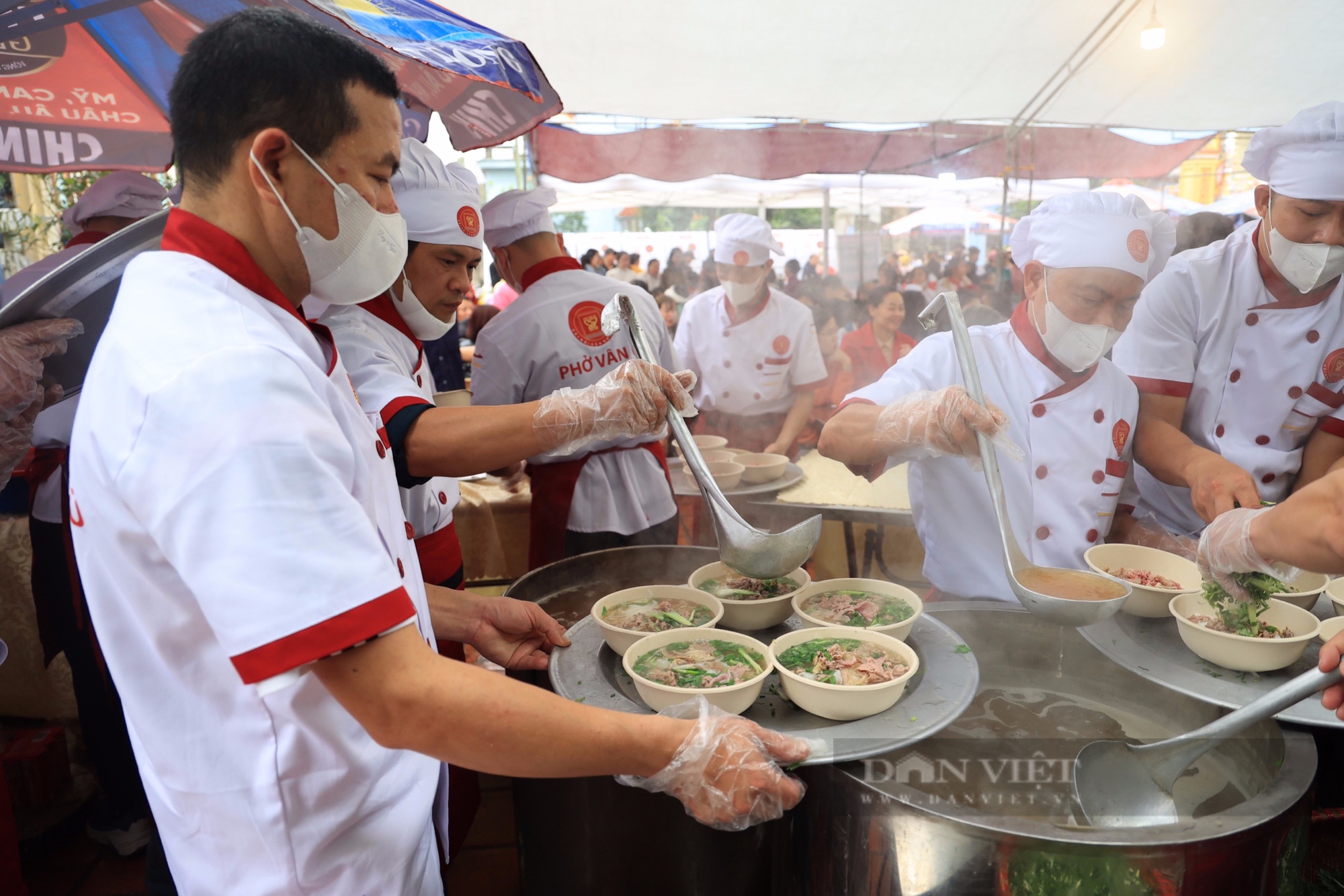 Hàng nghìn người thích thú trải nghiệm, thưởng thức phở tại ngày tôn vinh các nghệ nhân làng phở Vân Cù- Ảnh 8.